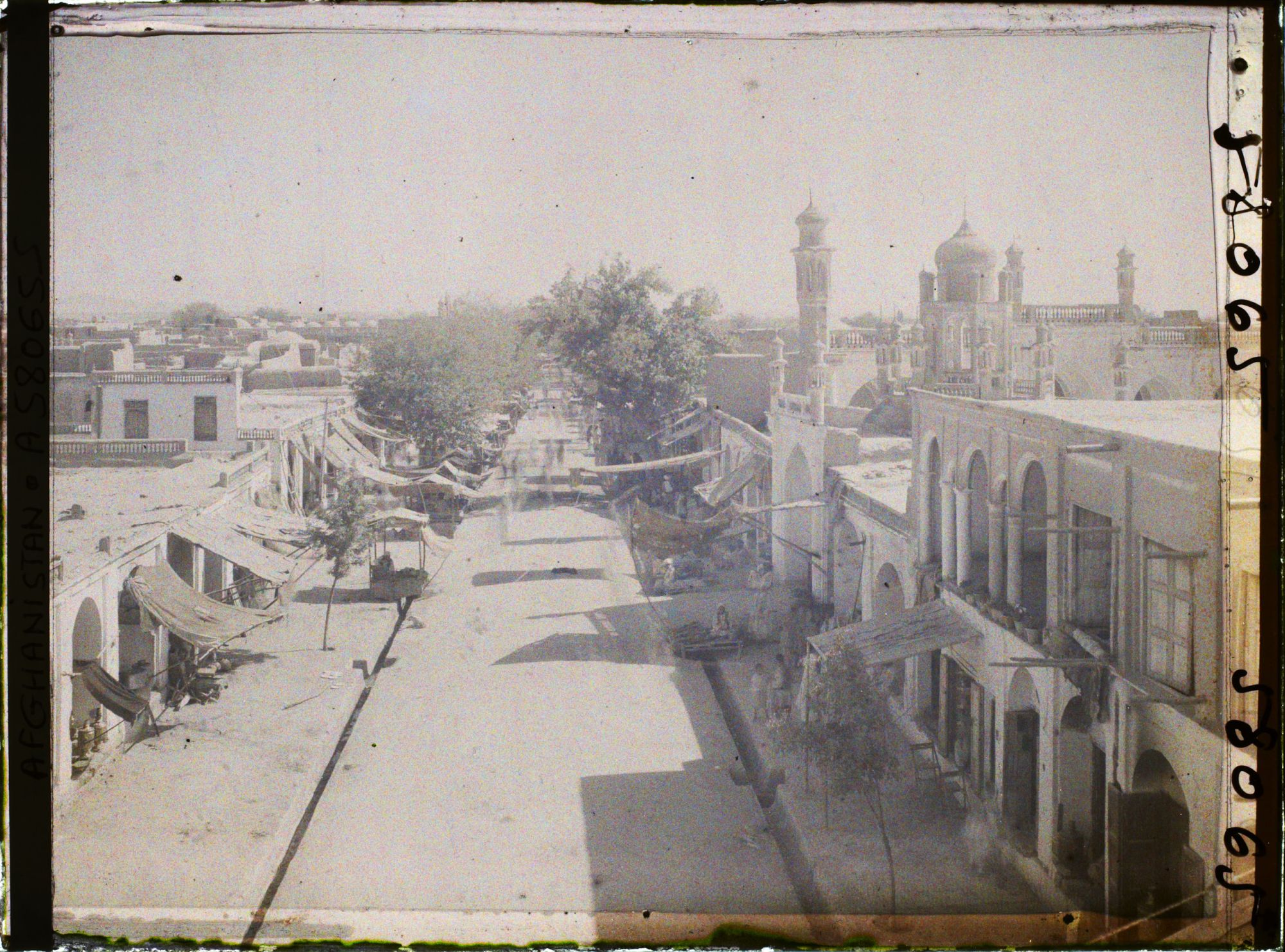 Image représentant Panorama sur une rue du bazar (L'estée ?), et les toits de la ville