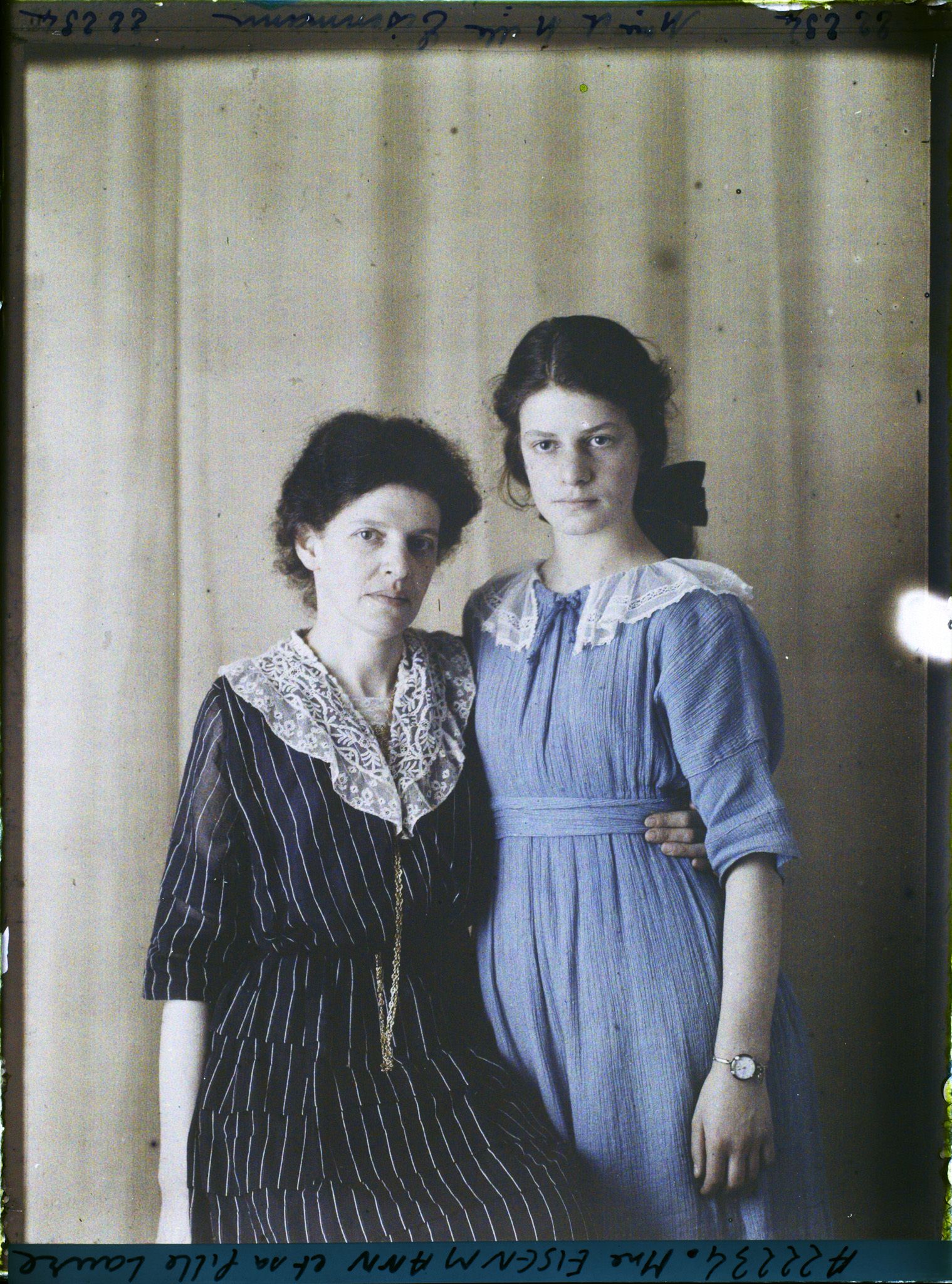 Image représentant https://musee-albert-kahn.s-museum.fr/home/NWQ2OTAwYzNmYjZlZTk1ZWQwODJmMjY4L2dlbmVyaWMtbm90aWNlLXRhYi9hdXRob3JpdHkvNjE3YTc5ZjVjZjhiODk2OGIzMzM3ZDIx/5d6900c3fb6ee95ed082f268/generic-notice-tab/authority/617a79ebcf8b8968b3336c7f Madame Louis Eisenmann et sa fille  https://musee-albert-kahn.s-museum.fr/home/NWQ2OTAwYzNmYjZlZTk1ZWQwODJmMjY4L2dlbmVyaWMtbm90aWNlLXRhYi9hdXRob3JpdHkvNjE3YTc5ZjVjZjhiODk2OGIzMzM3ZDIx/5d6900c3fb6ee95ed082f268/generic-notice-tab/authority/617a79ebcf8b8968b3336c82 Laure