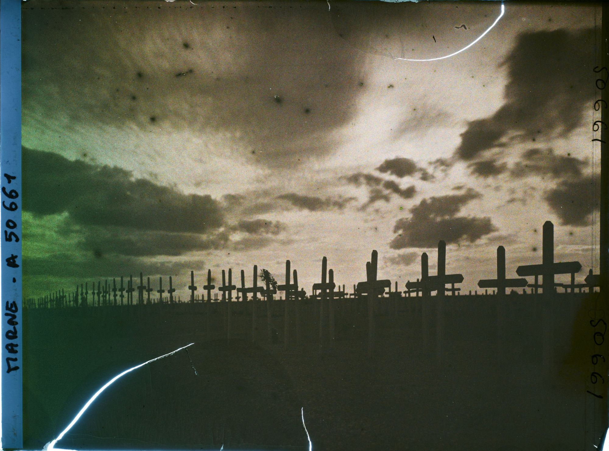 Image représentant France, Souain, Cimetière Français Contre jour sur les Tombes