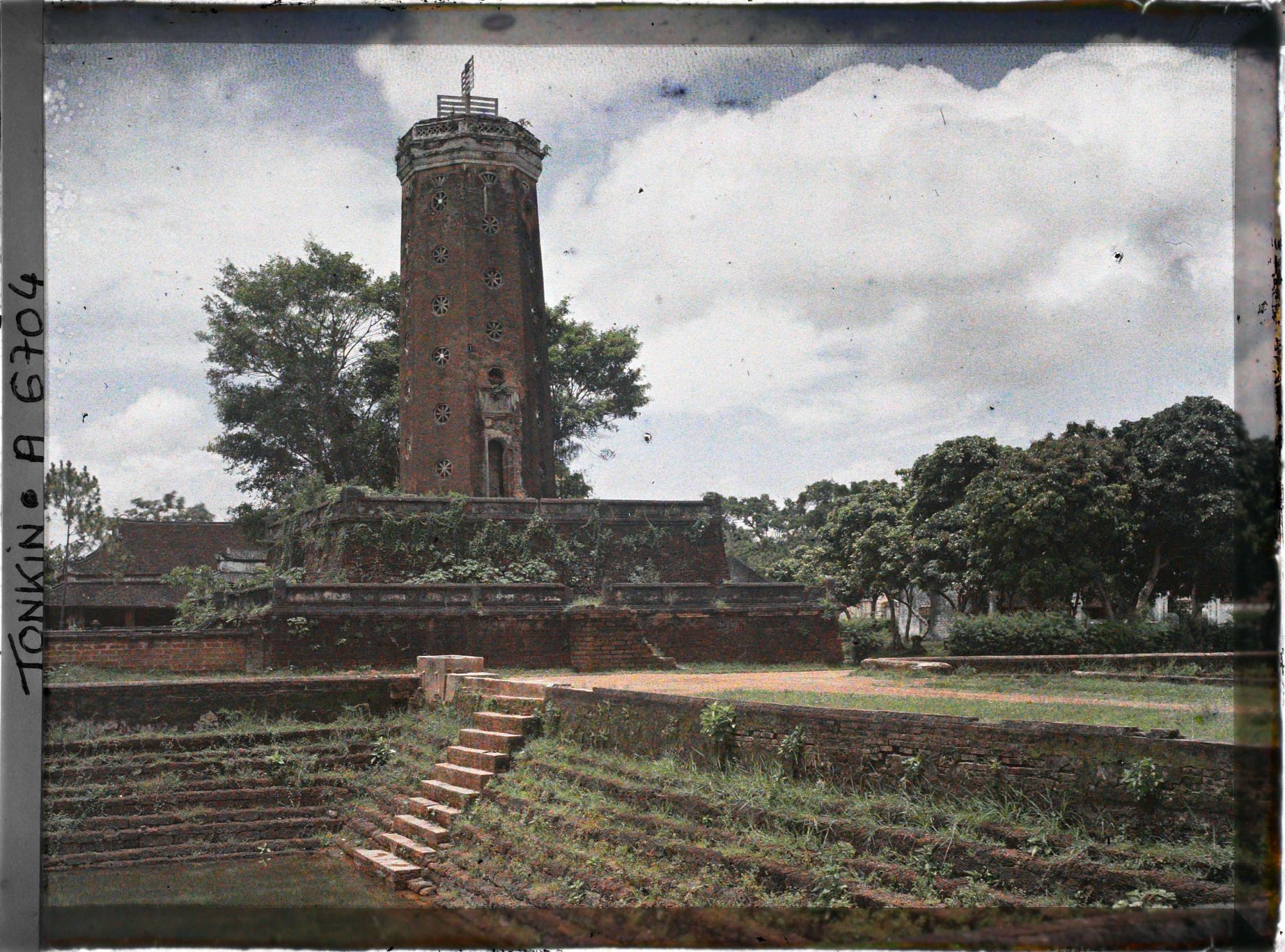 Image représentant La tour et les bassins de la Citadelle de Son Tay