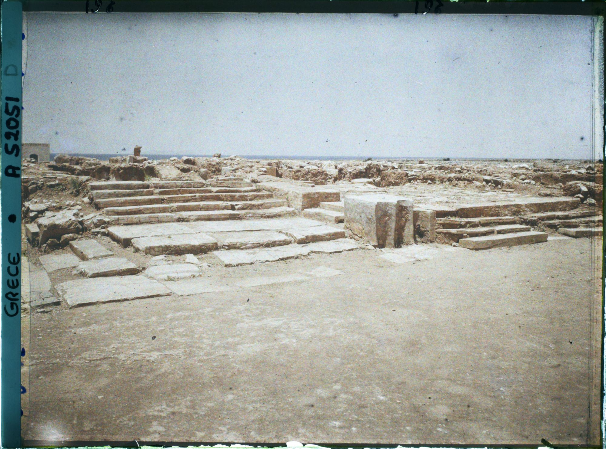 Image représentant Dans la cour centrale, segment de la façade ouest (escalier et loge royale)