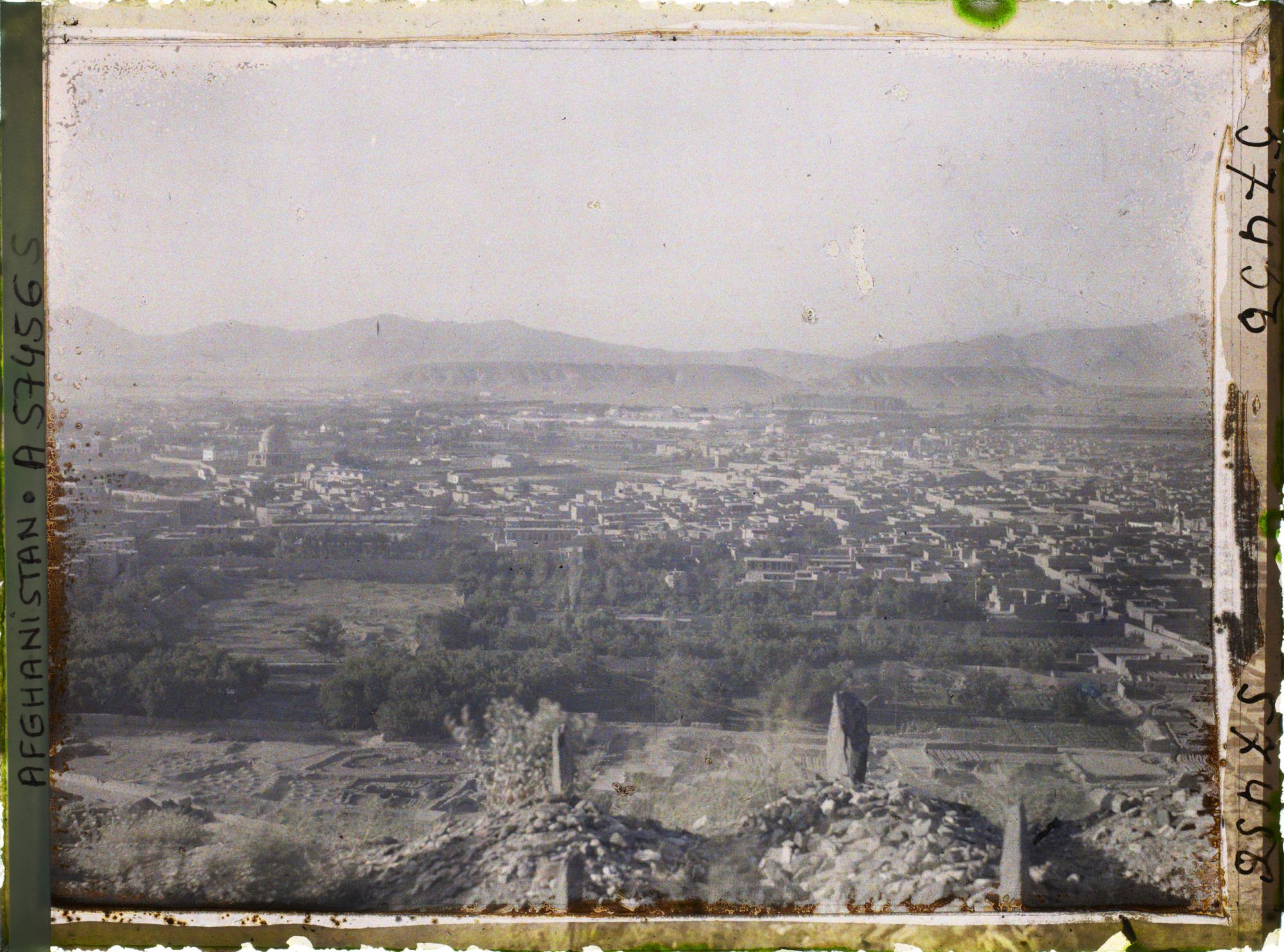 Image représentant Panorama sur la ville. A gauche, le tombeau de Timur Shah
