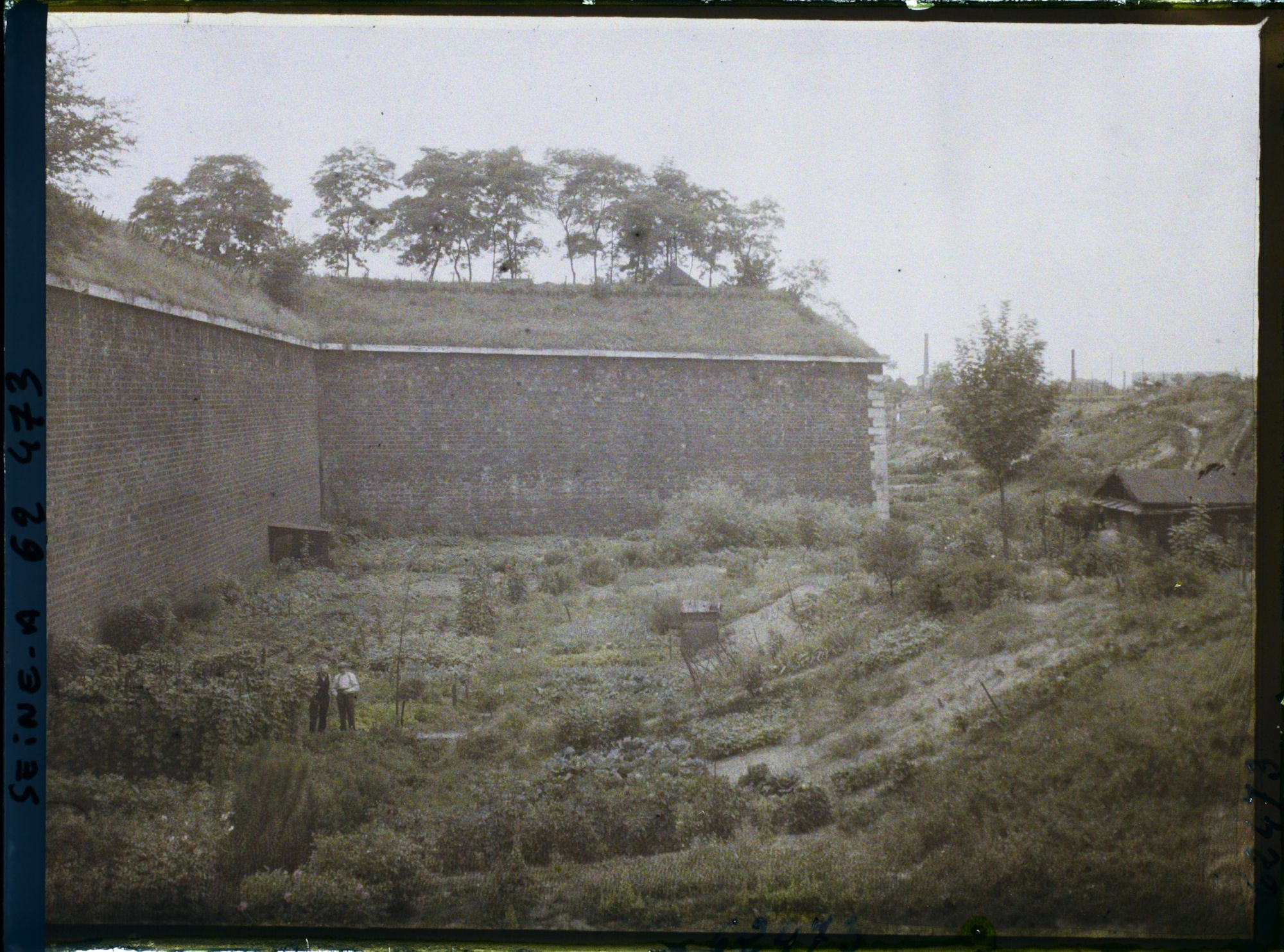 Image représentant Les jardins ouvriers dans les fossés des fortifications porte de la Villette