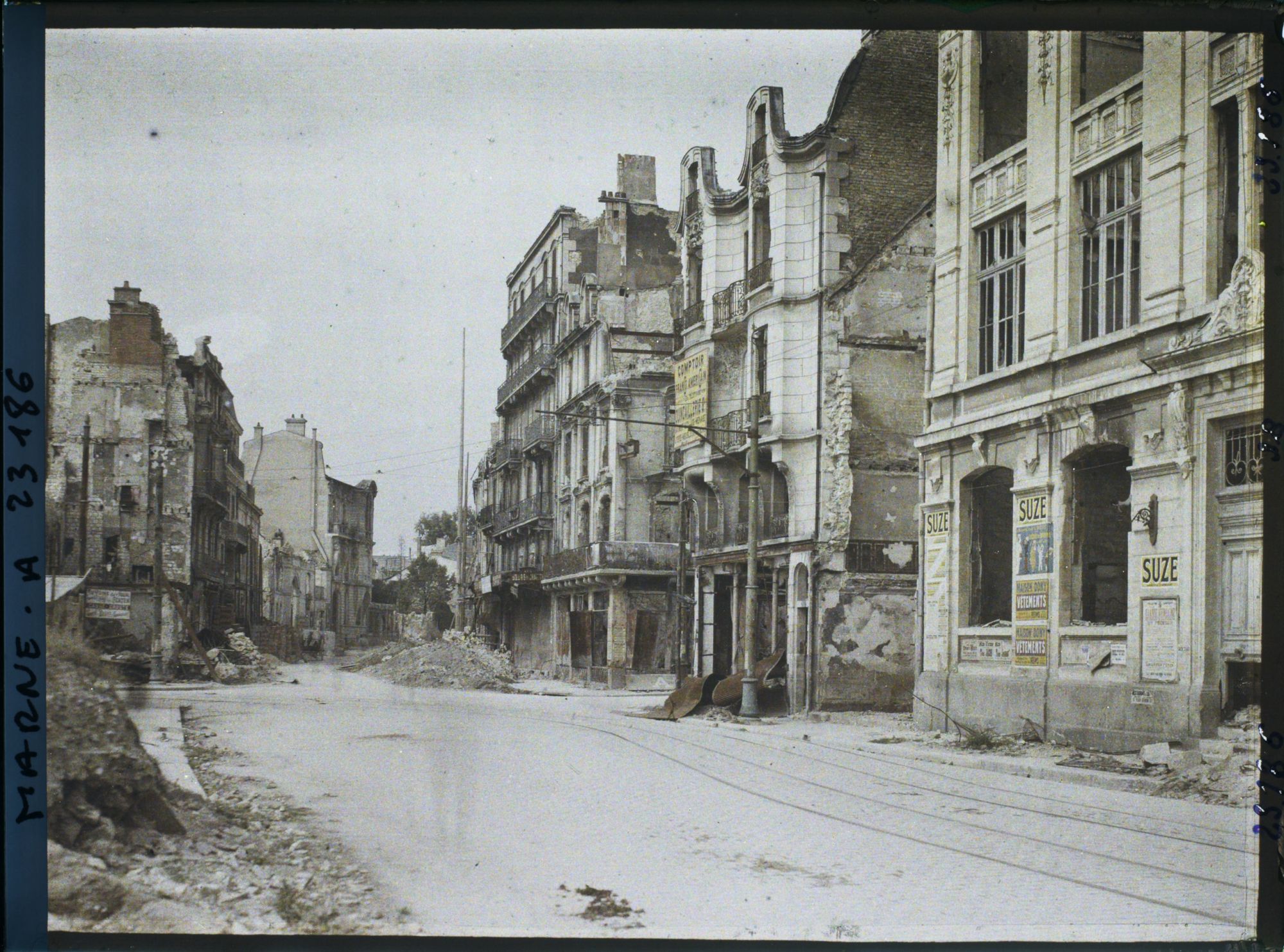 Image représentant France, Reims, Rue de Talleyrand au 1er plan à droite, l'Ecole des Arts Industriels