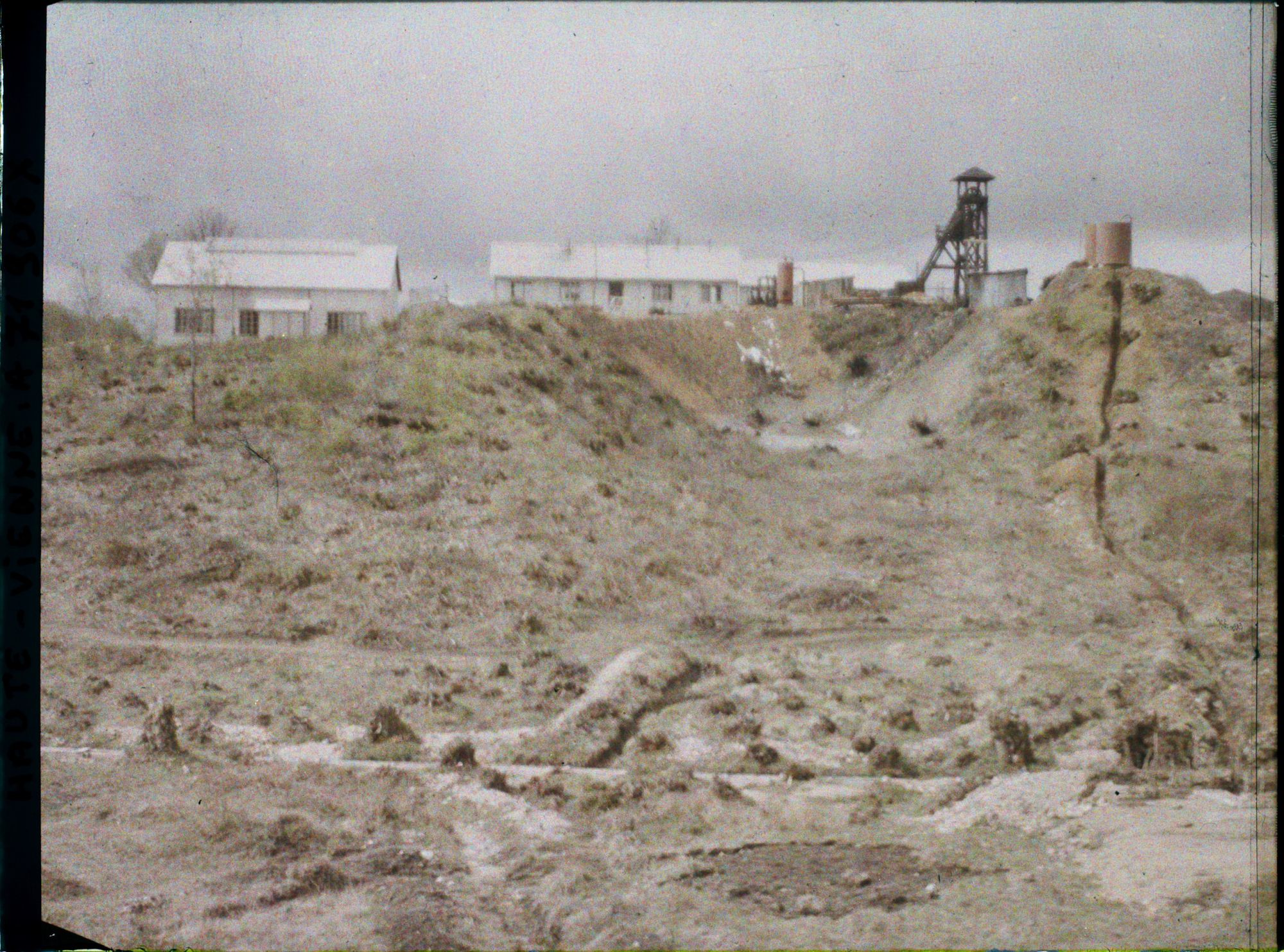 Image représentant La coulée sous le chevalement, mine d'or de la Fagassière