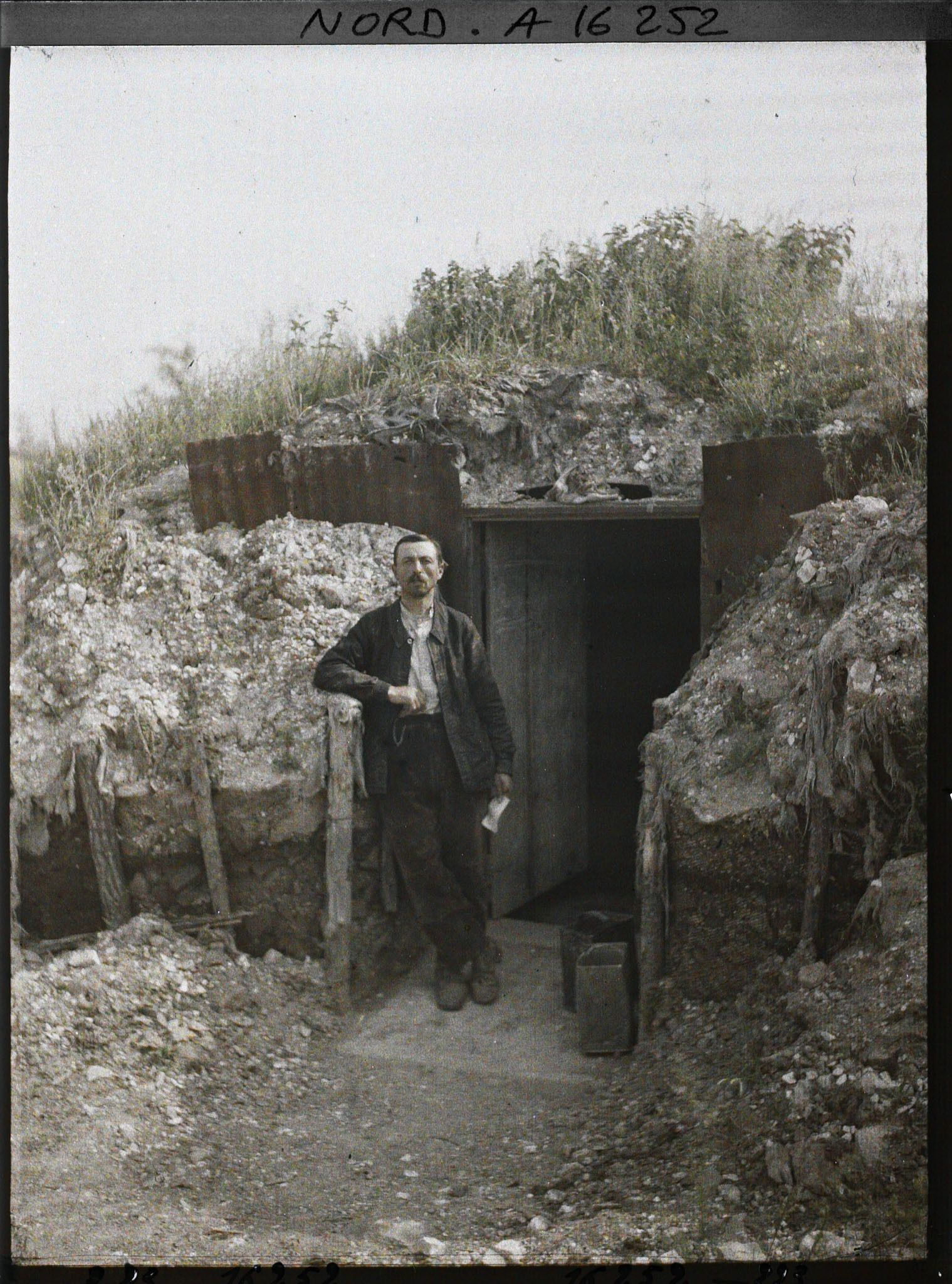 Image représentant France, Tilloy, Le même devant son habitation