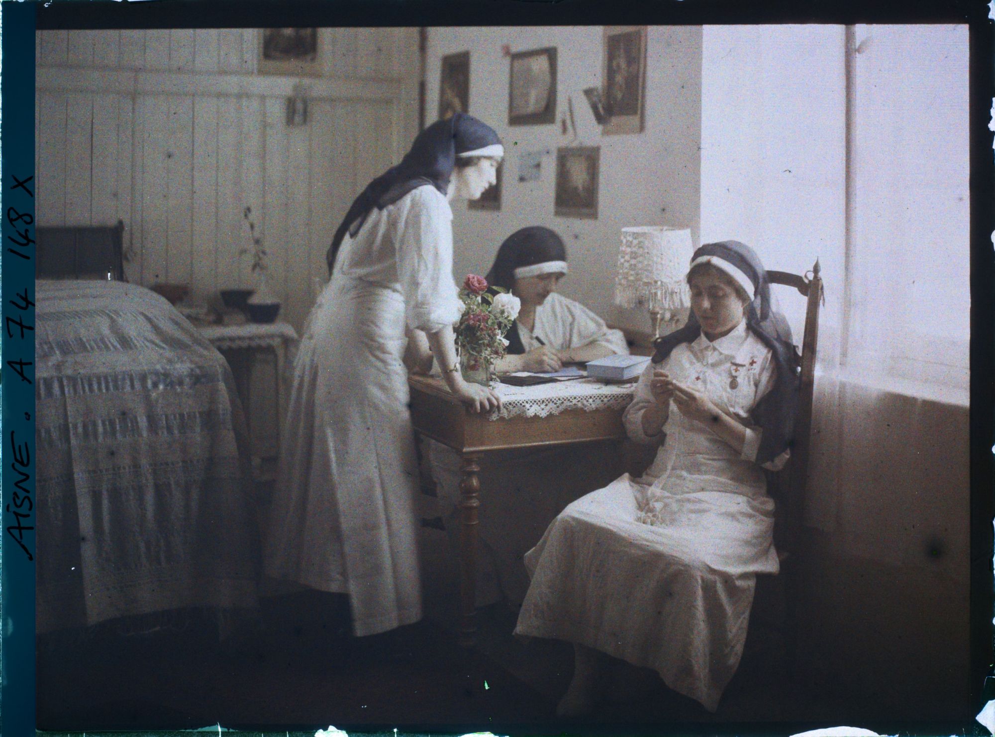 Image représentant Trois infirmières dans leur chambre durant un moment de détente