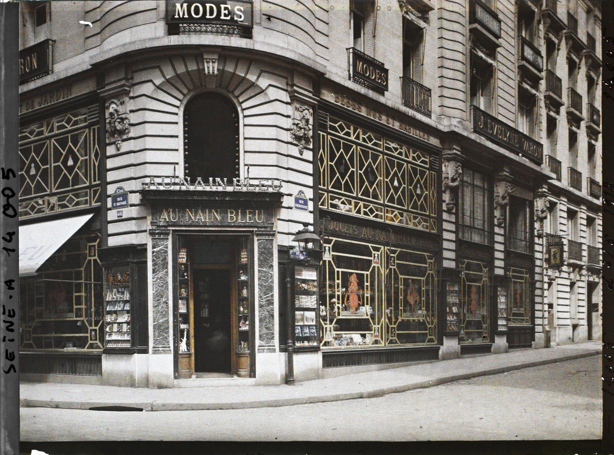 Image représentant Vitrines du magasin Au nain bleu protégées contre les bombarderments rue Saint-Honoré et Richepance (devenue la rue du Chevalier-de-St-Georges)