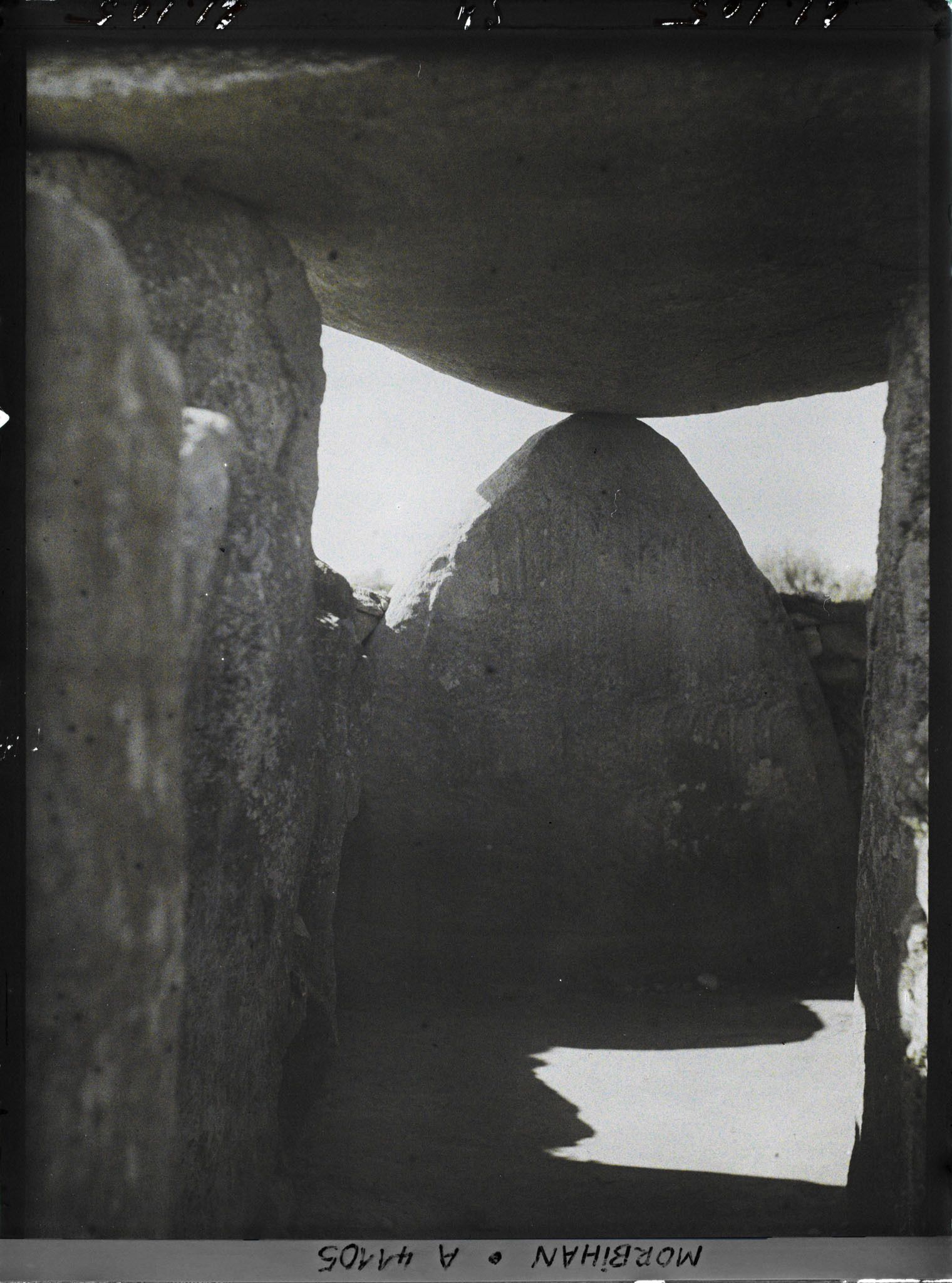 Image représentant Intérieur du dolmen de la Table des Marchand, avec une stèle au décor gravé d'épis de blé