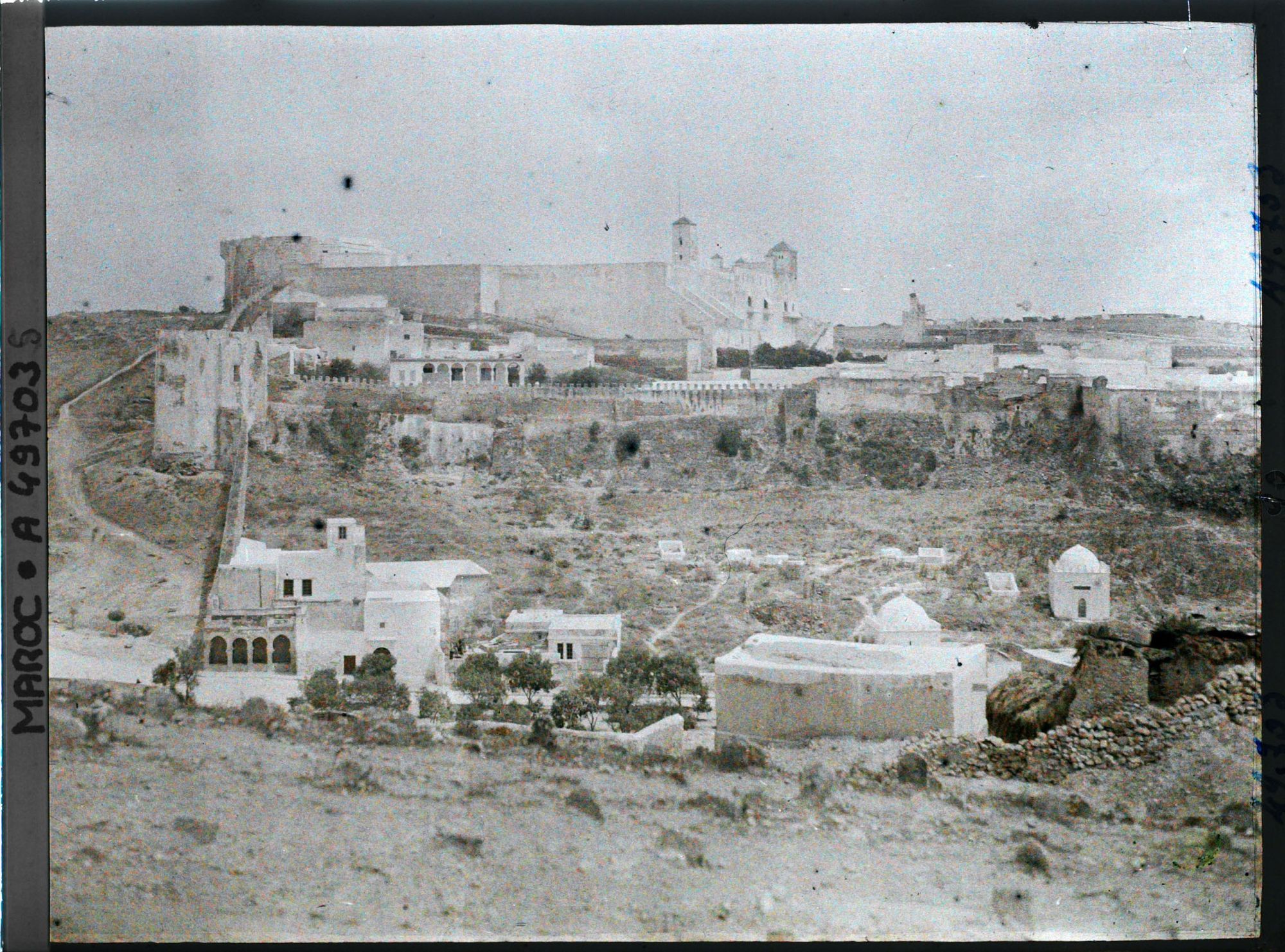 Image représentant La citadelle de la caserne (El Kechla) prise depuis le cimetière musulman