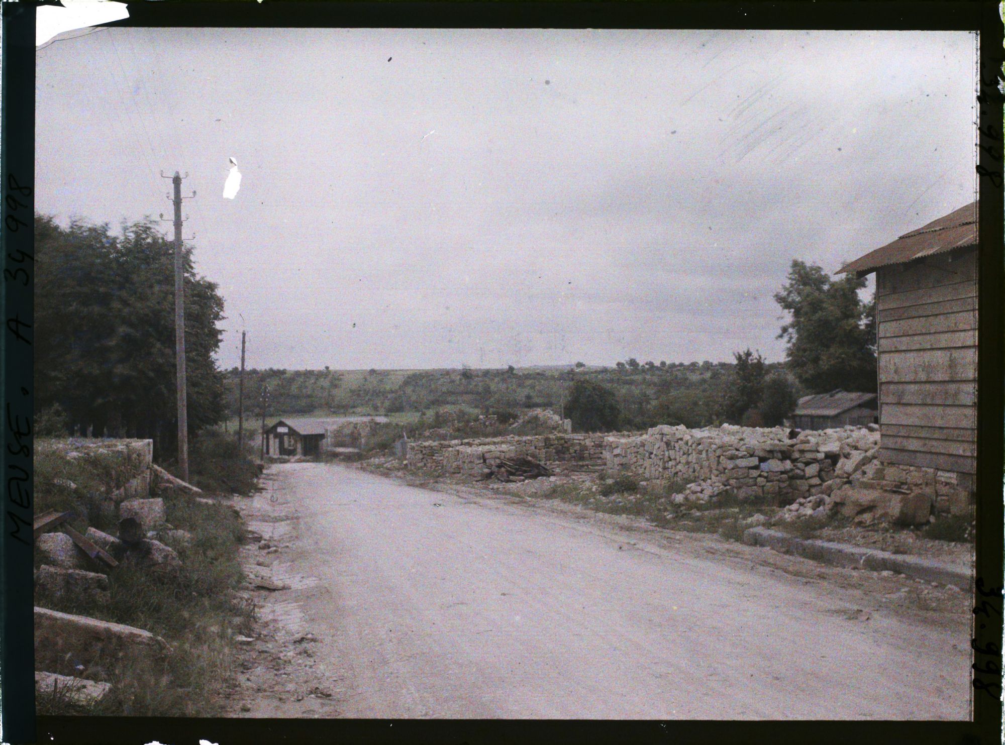 Image représentant France, Boureuil Secteur de Vauquois, Entrée de Varennes par la route de Verdun