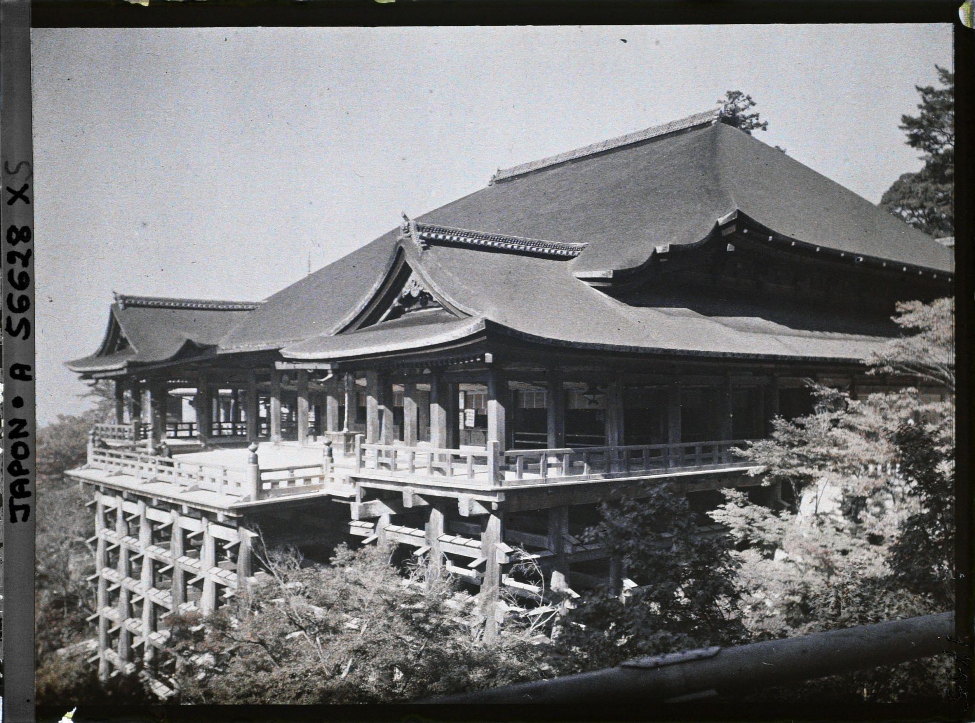 Image représentant La terrasse du hondo du temple Kiyomizu-dera