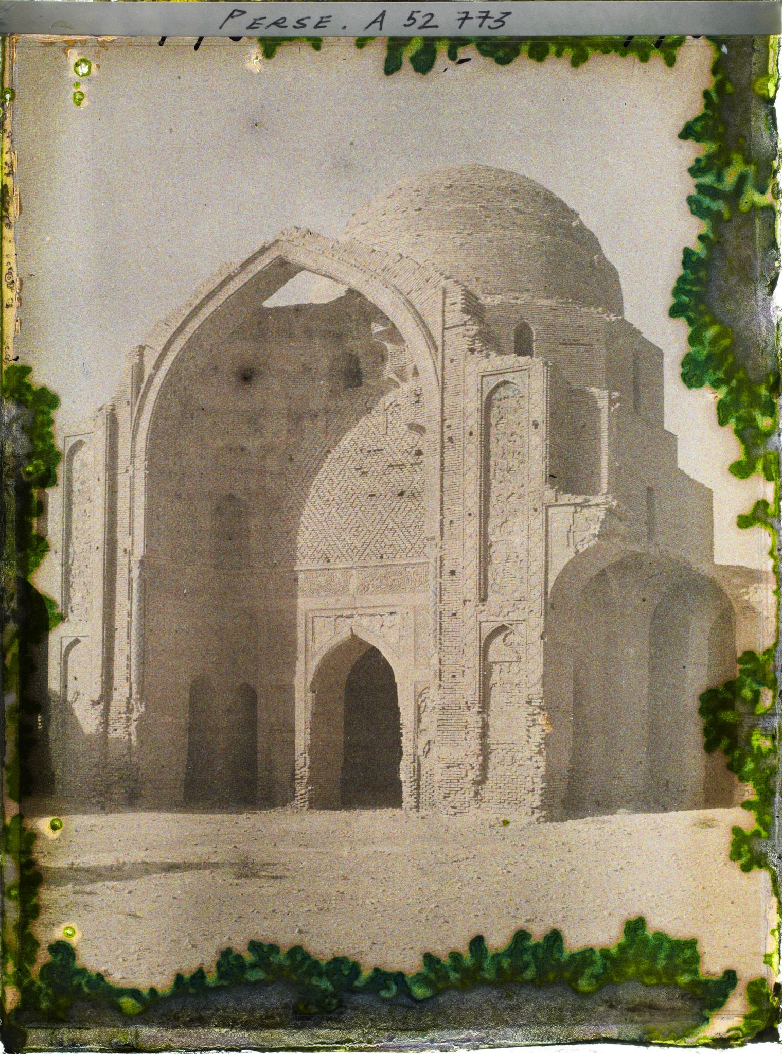 Image représentant La Masdjid-i-Djouma (Mosquée du Vendredi ou Grande mosquée, 1322), la coupole du mihrab