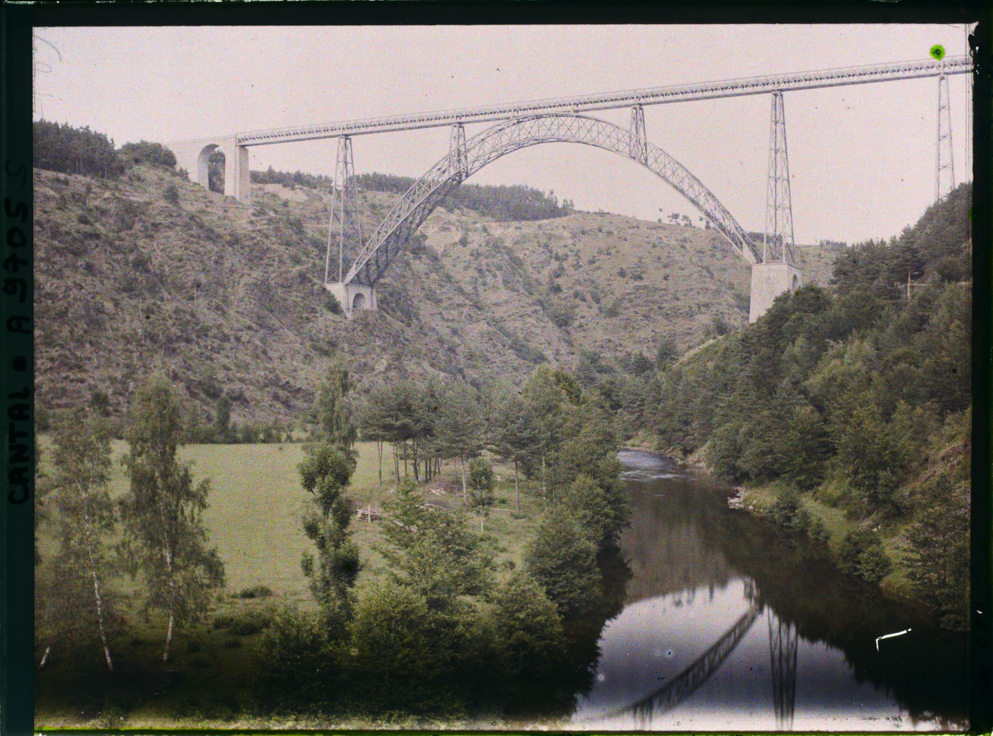Image représentant Le viaduc de Garabit au dessus de la Truyère