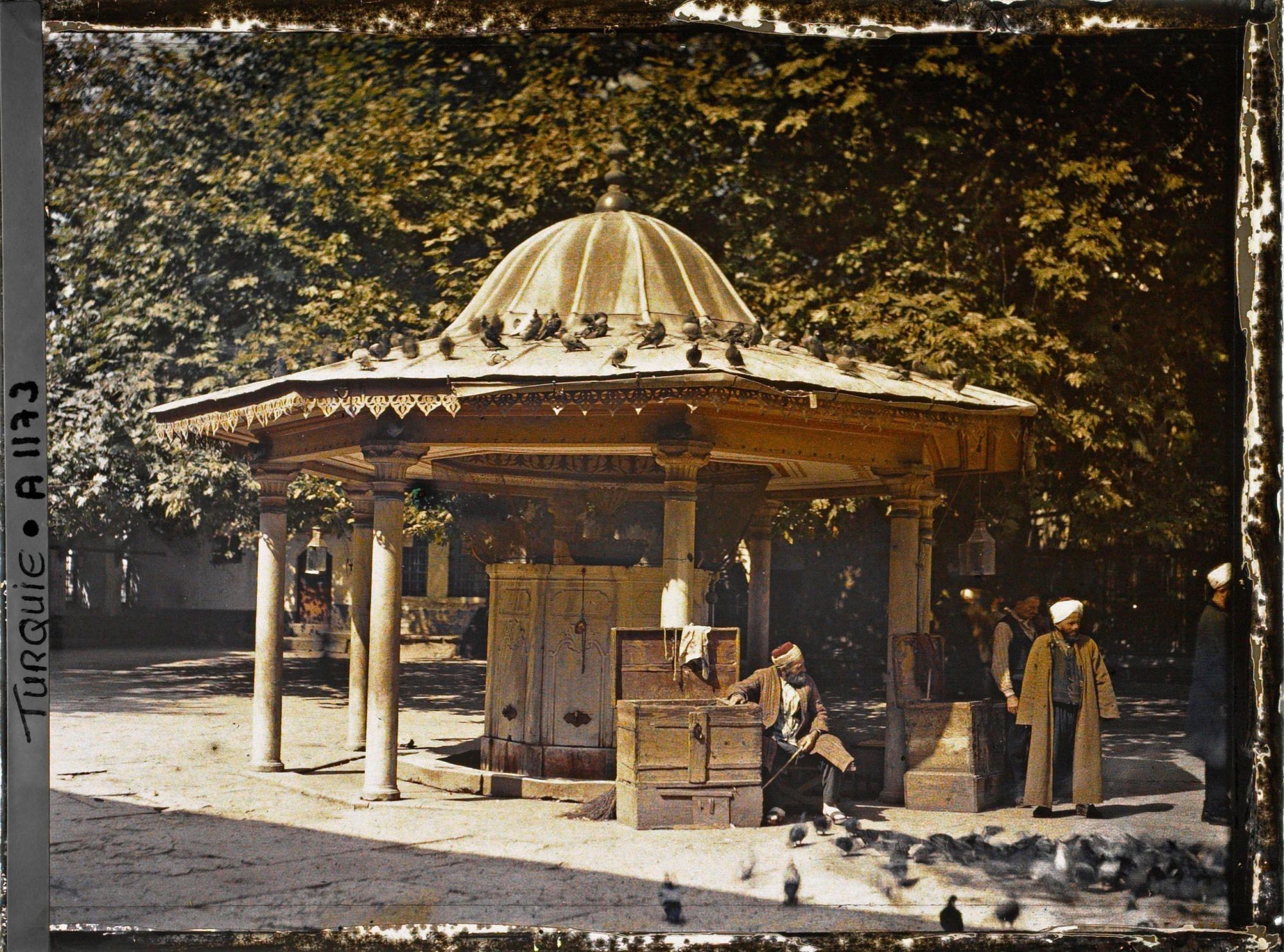 Image représentant Fontaine aux ablutions (sadirvan) dans la cour extérieure de l'Eyüp Sultan Camii, Grande Mosquée d'Eyüp