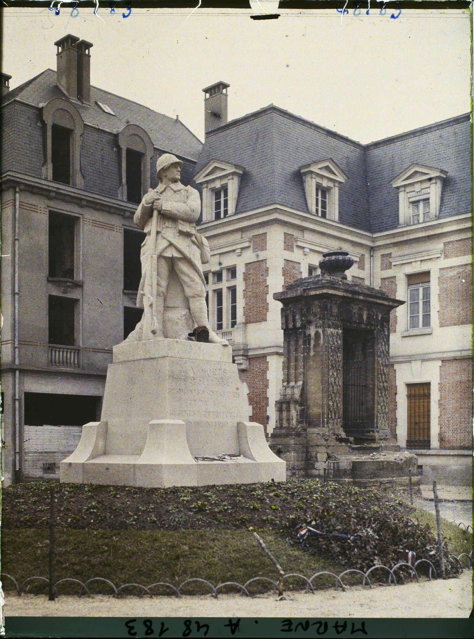 Image représentant France, Reims, Monumt aux Morts 132e, 332e Inf. 46e territorial