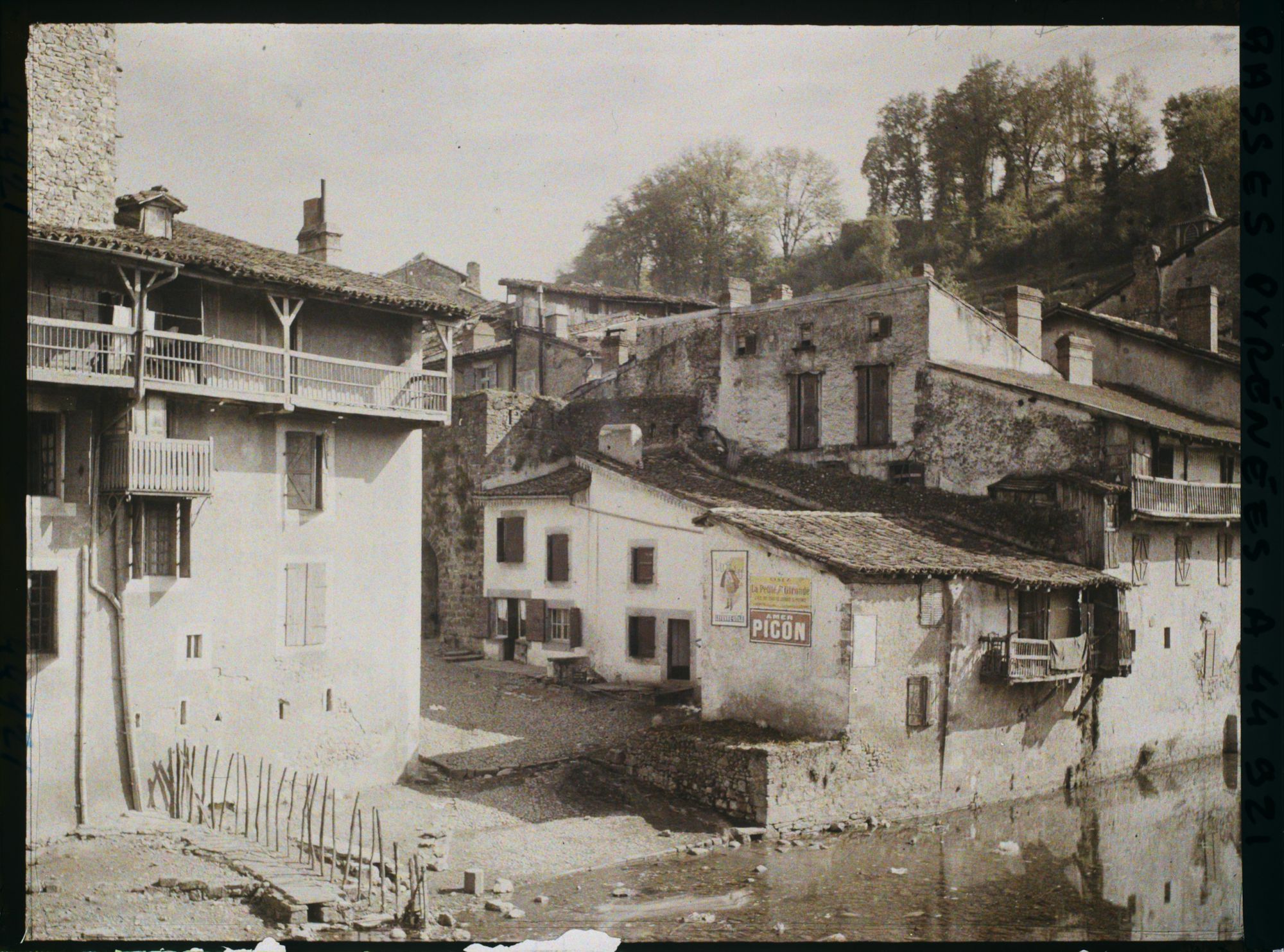 Image représentant France, St Jean Pied de Port, Vieux quartier au bord de l'eau