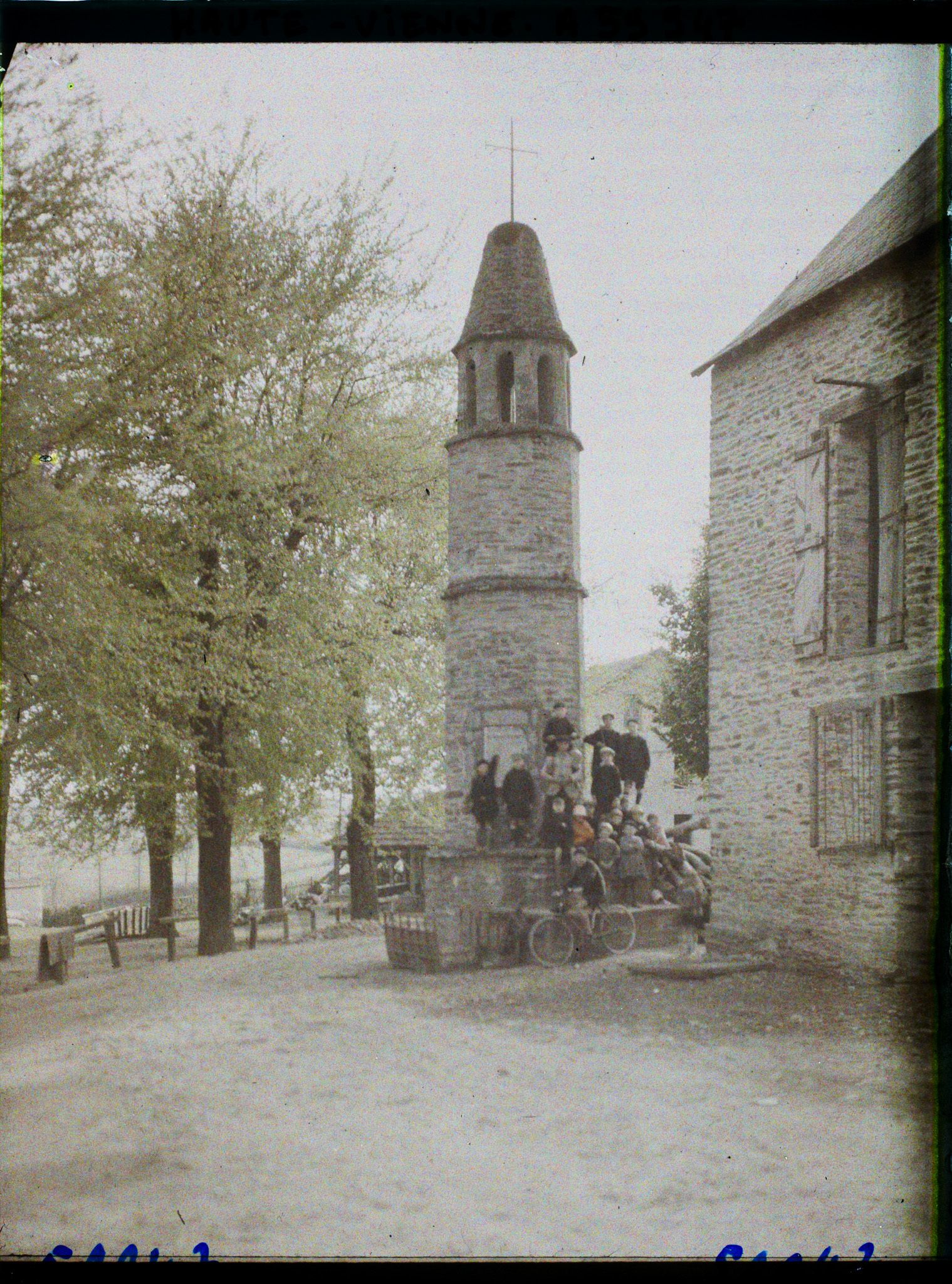 Image représentant Un groupe d'enfants posant assis sur La lanterne des morts, place de la poste