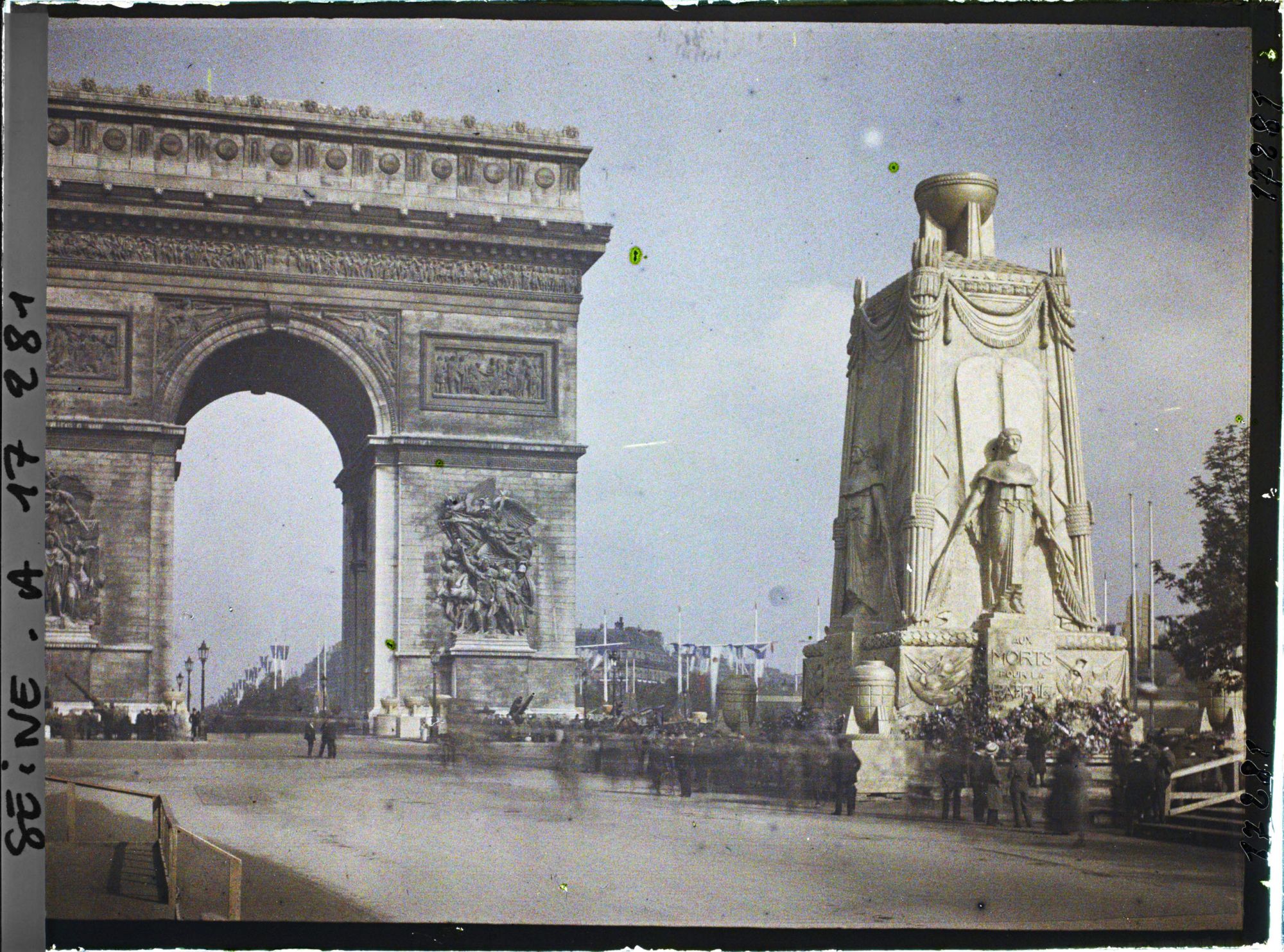 Image représentant Le Cénotaphe dédié aux morts pour la patrie pour les fêtes de la Victoire des 13 et 14 juillet et l'Arc de Triomphe