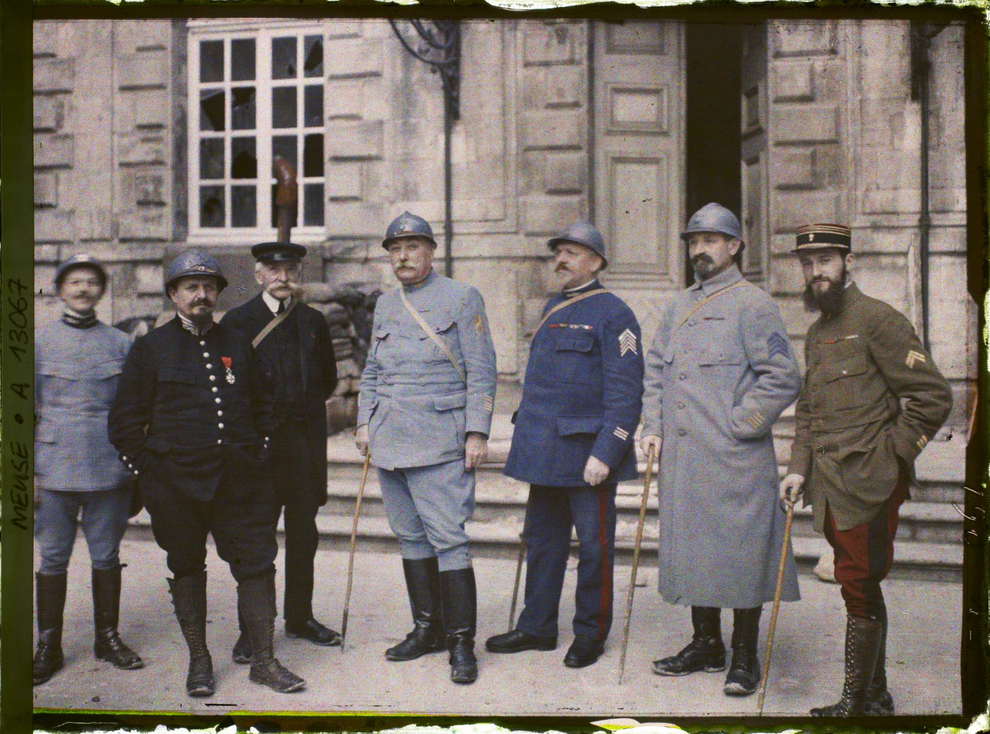 Image représentant France, Verdun, Groupe dans la cour de l'Hôtel de Ville