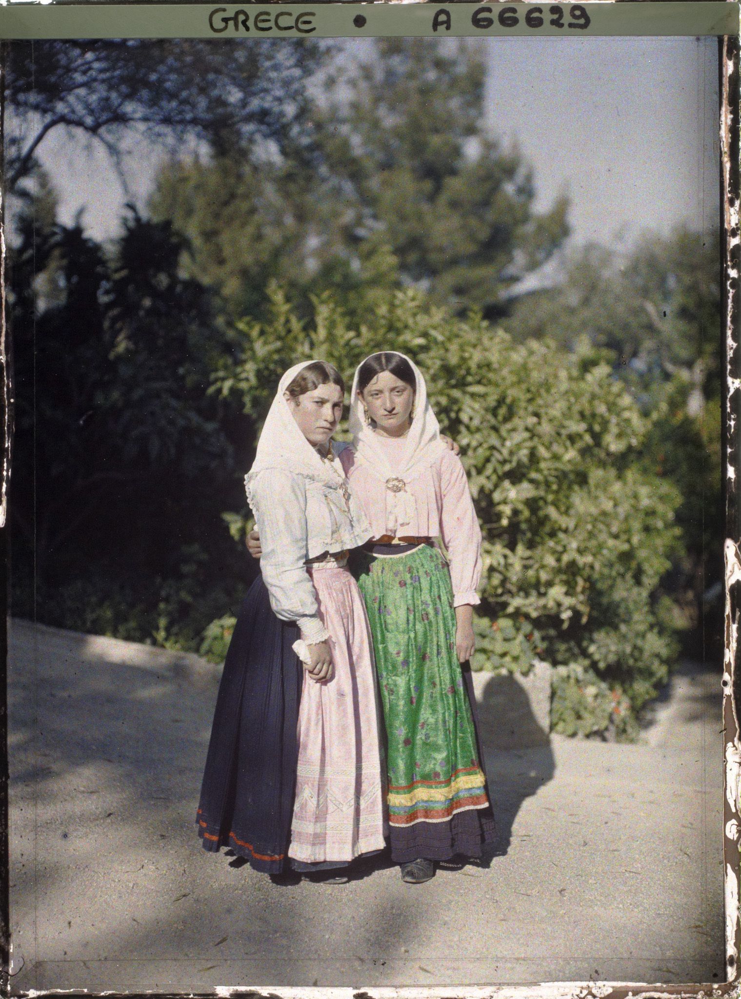 Image représentant Deux femmes Corfiotes en costume