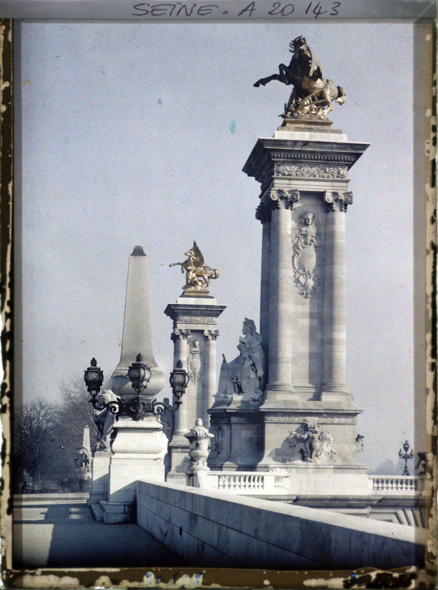 Image représentant L'entrée du pont Alexandre-III