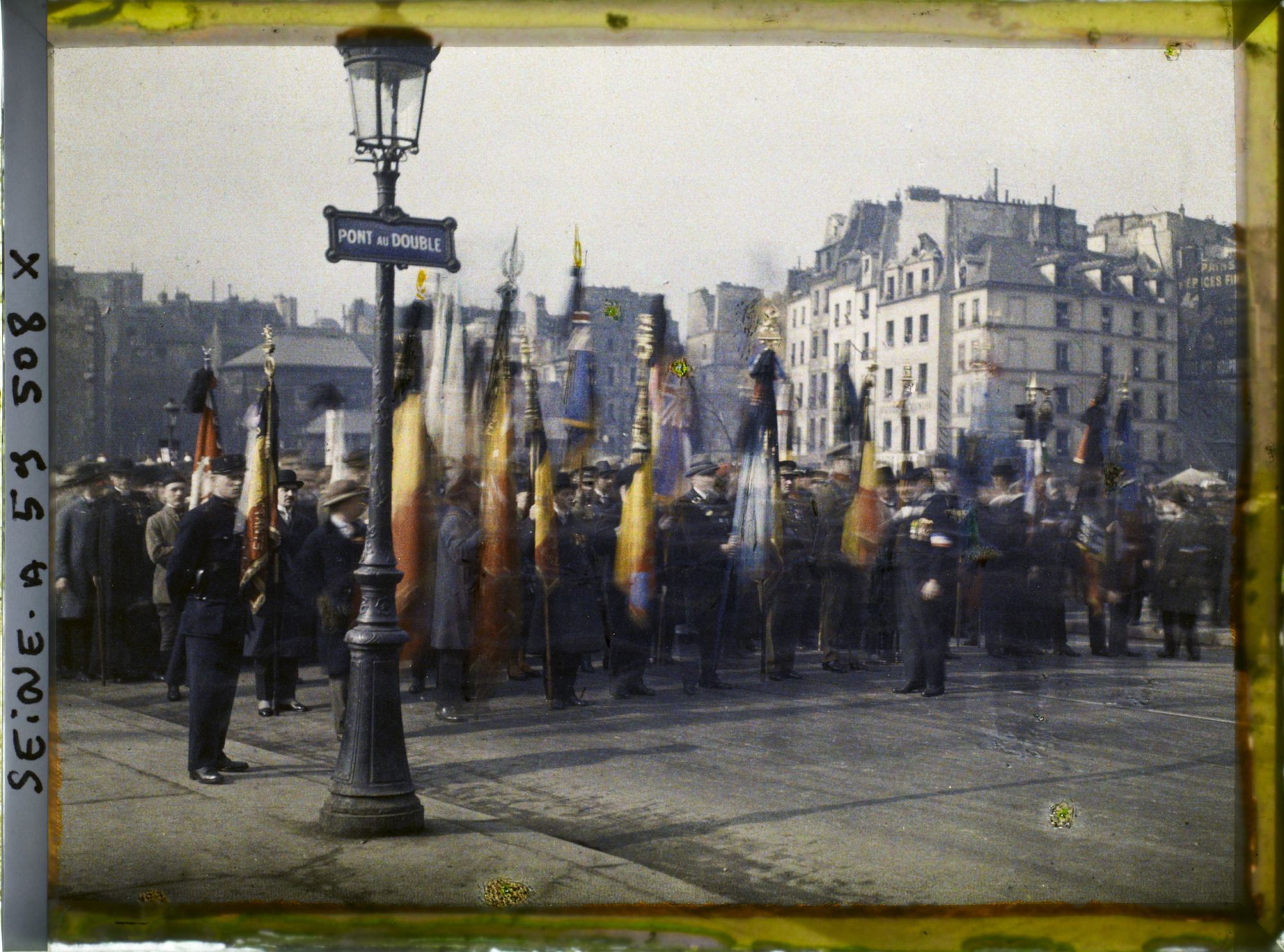 Image représentant Défilé des délégations étrangères sur le pont au Double pour les obsèques du maréchal Foch, vue prise en direction du quai de Montebello