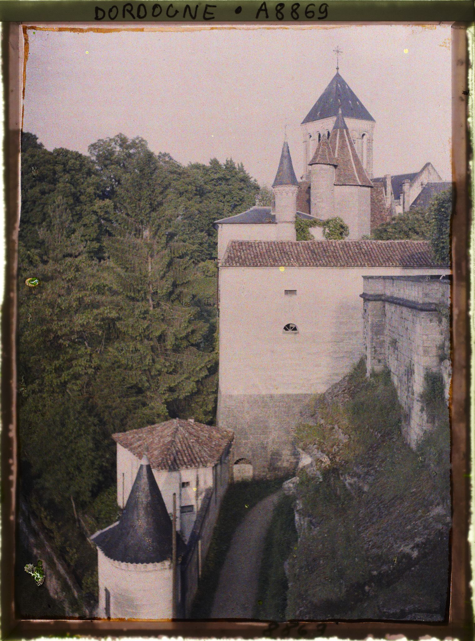 Image représentant France, Bourdeilles, Les anciennes tourelles du château et l'église