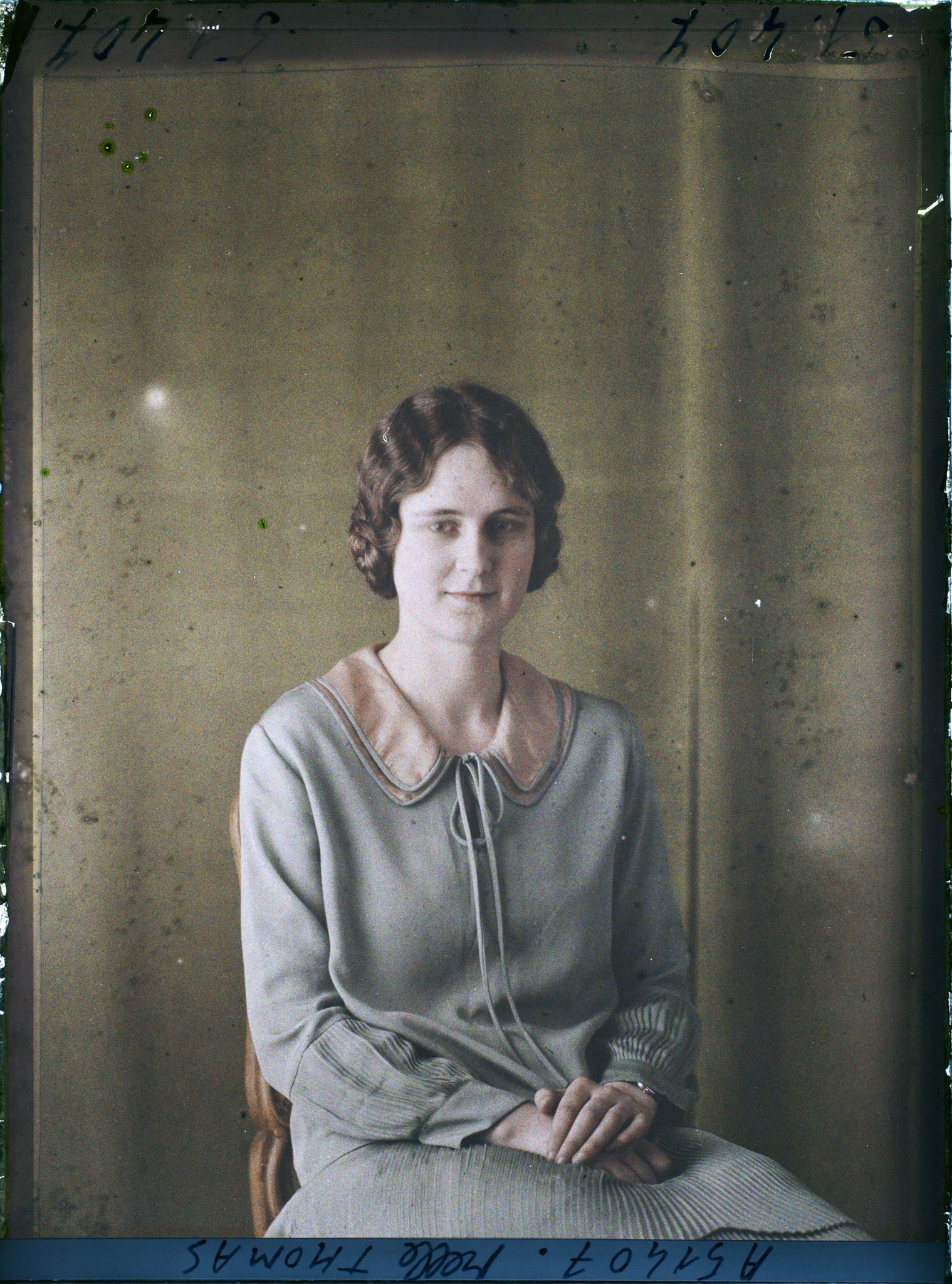 Image représentant https://musee-albert-kahn.s-museum.fr/home/NWQ2OTAwYzNmYjZlZTk1ZWQwODJmMjY4L2dlbmVyaWMtbm90aWNlLXRhYi9hdXRob3JpdHkvNjE3YTc5ZjVjZjhiODk2OGIzMzM3ZDIx/5d6900c3fb6ee95ed082f268/generic-notice-tab/authority/617a79ebcf8b8968b33378b6 Mademoiselle Thomas