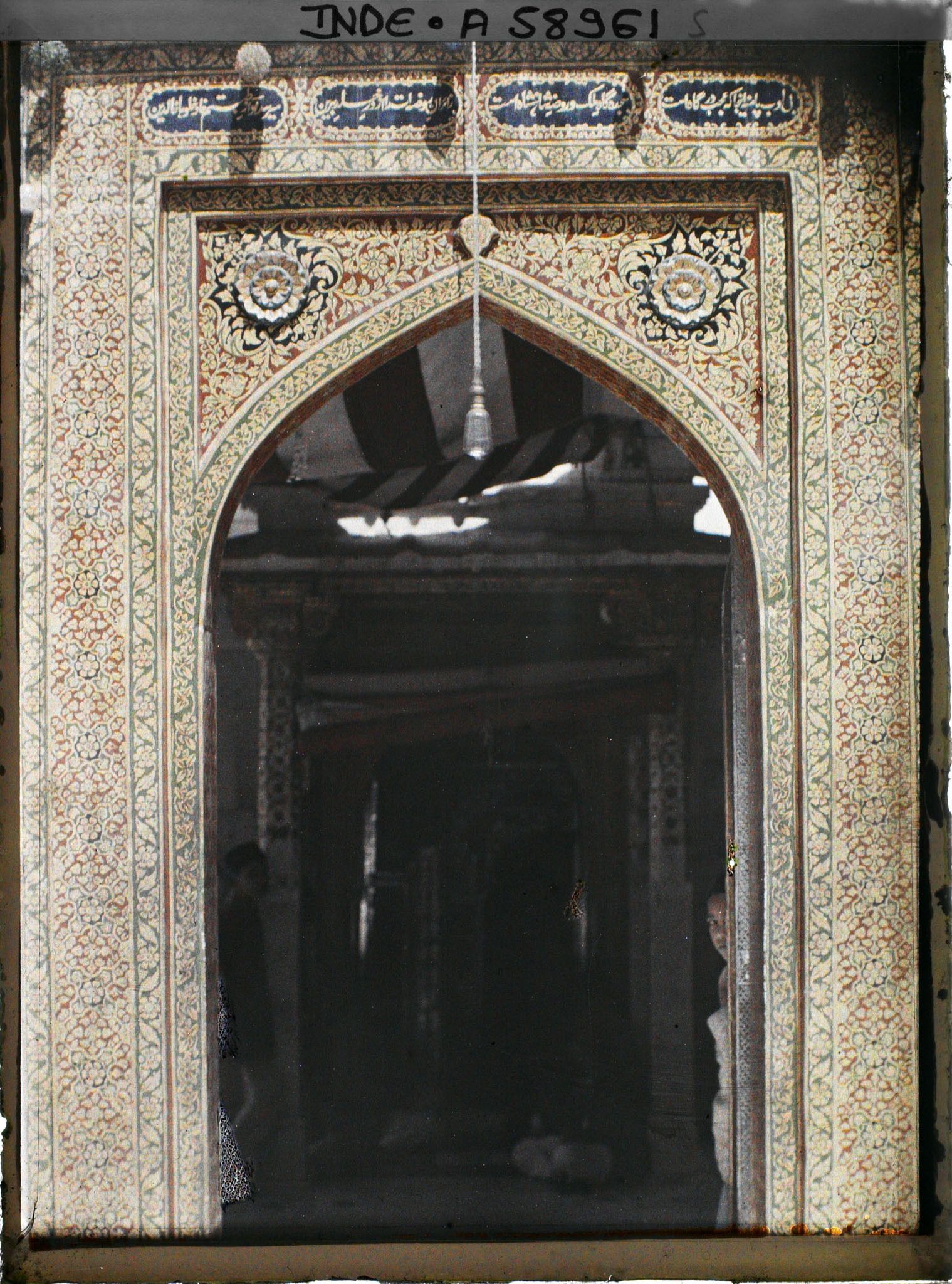 Image représentant La porte d'entrée du mausolée de Khaja-ud-Din Chishti dans le dargâh Sharif