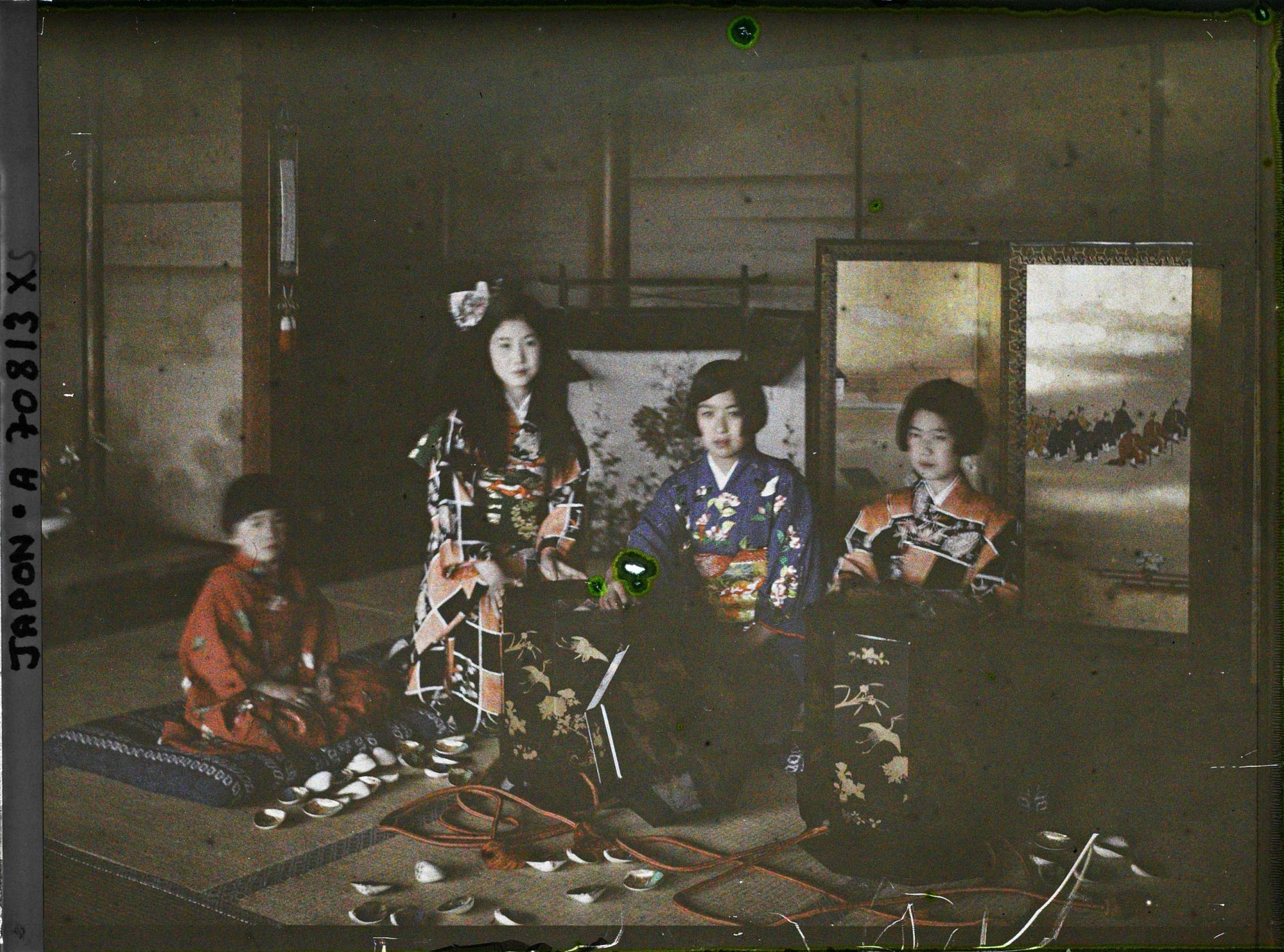 Image représentant Résidence de la famille Kitashirakawa (intérieur), les trois jeunes princesses Kitashirakawa - Mineko, Sawako et Taeko - et leur cousine, la princesse Takeda Ayako (au centre)