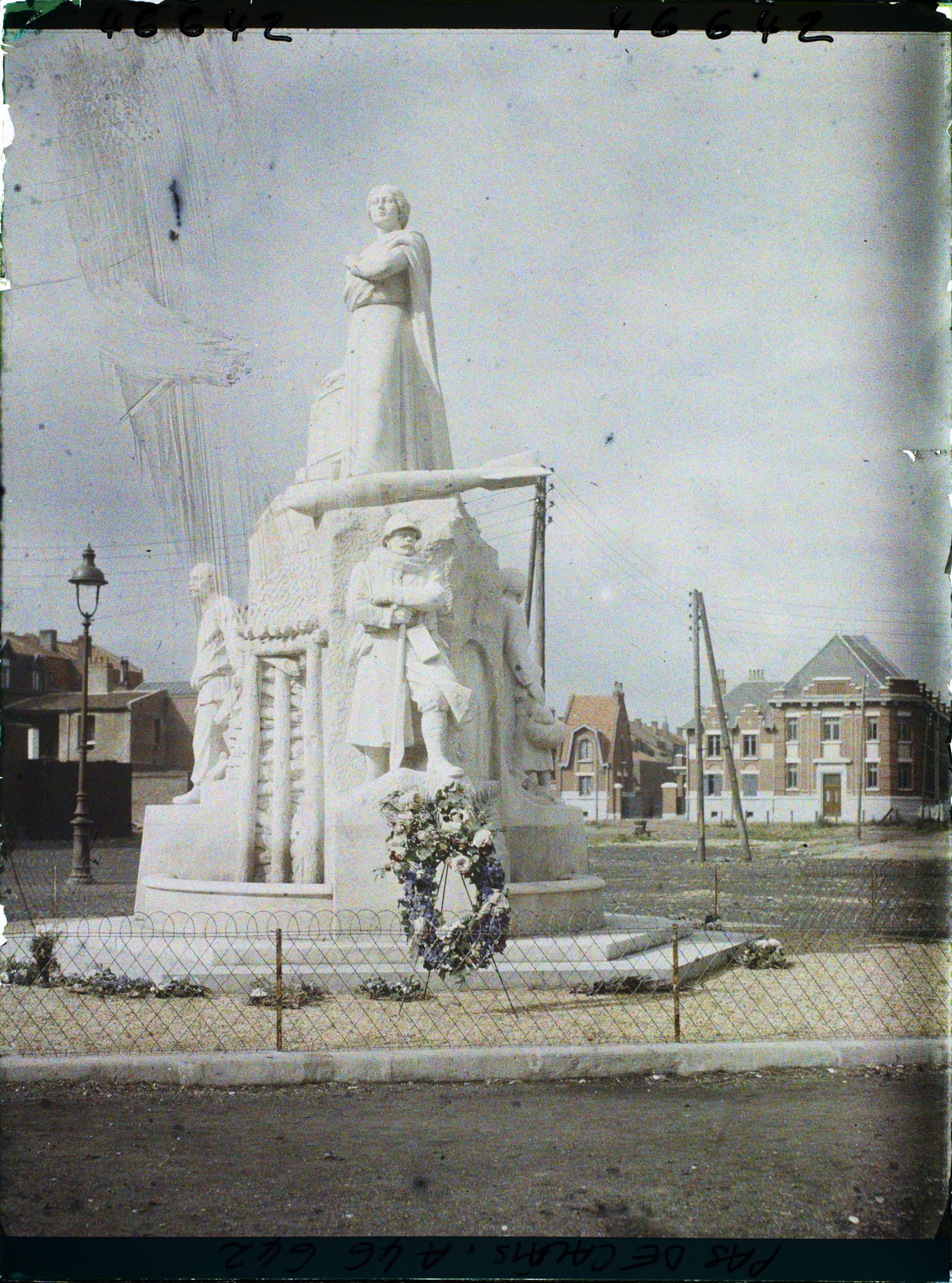 Image représentant France, Lens, Monumt aux Morts autre aspect