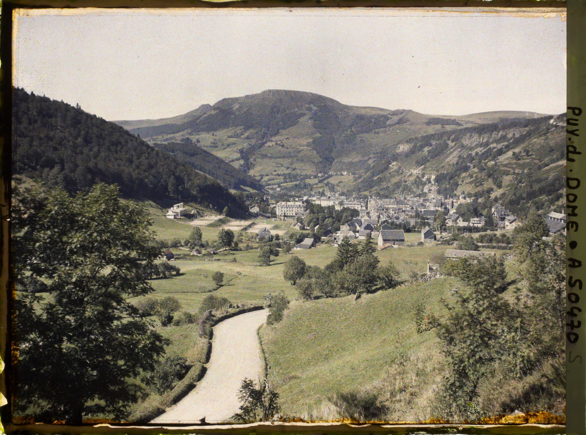 Image représentant France, Mont-Dore, La Ville - au fond le Puy Gros (1482 m.)