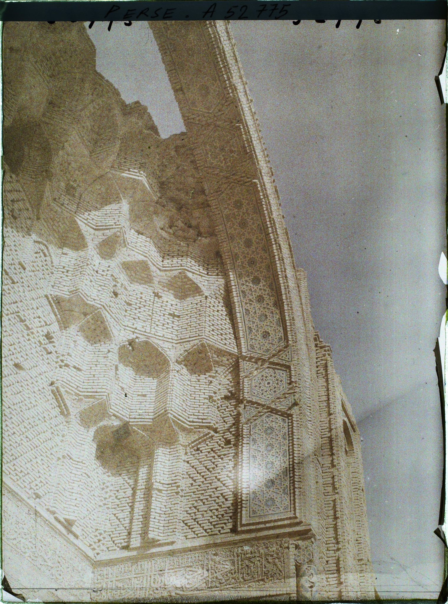 Image représentant La Masdjid-i-Djouma (Mosquée du Vendredi ou Grande mosquée, 1322), détail des faïences à l'entrée de la coupole du mihrab