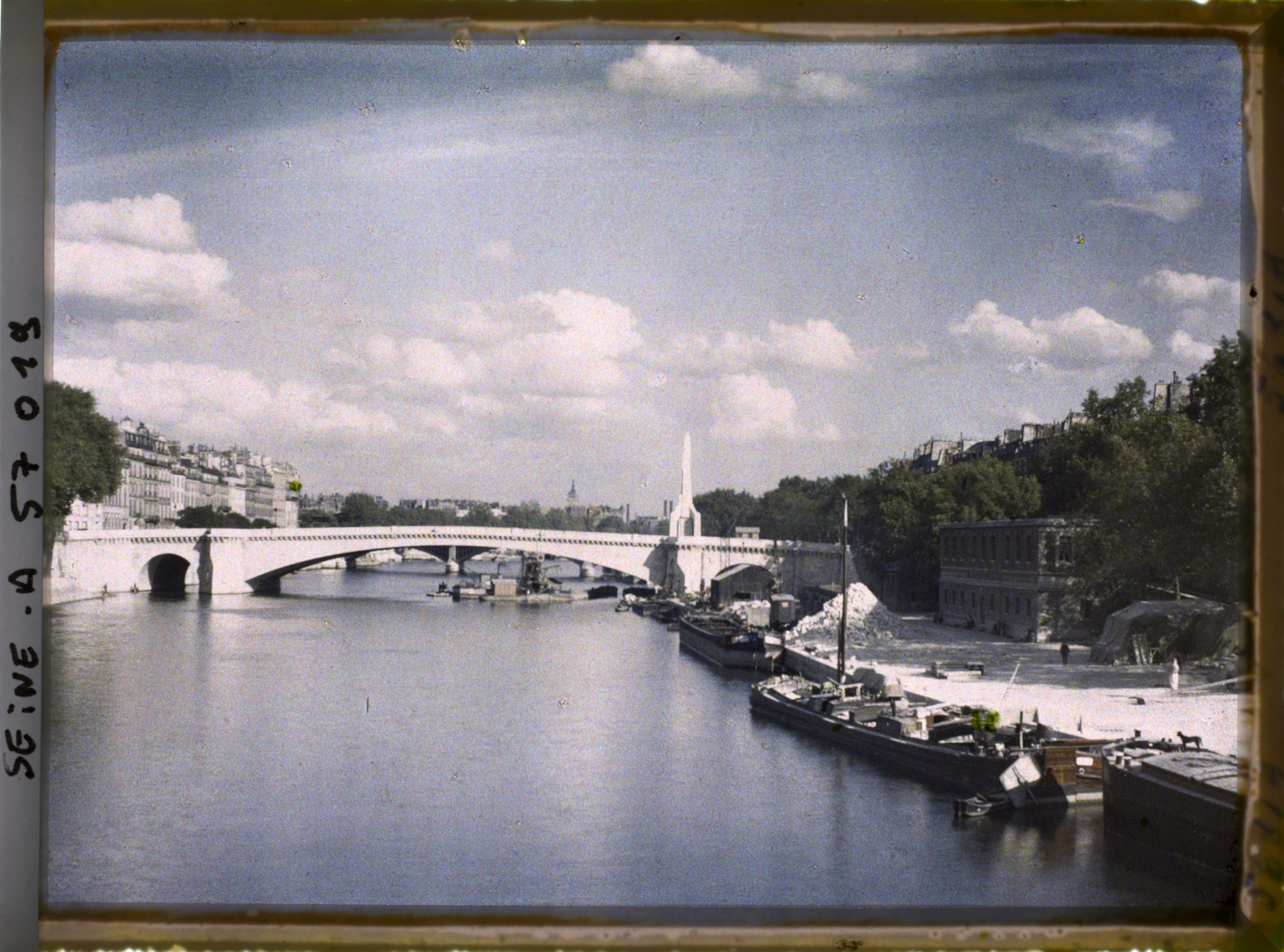 Image représentant Le pont de la Tournelle reconstruit, vue prise depuis le pont de l'Archevêché
