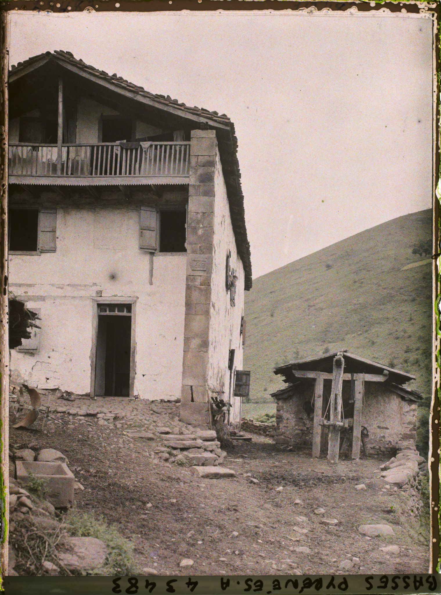 Image représentant France, Bidarray, Vieille ferme et dispositif pr le ferrage des b?ufs (La ferme date de 1668)