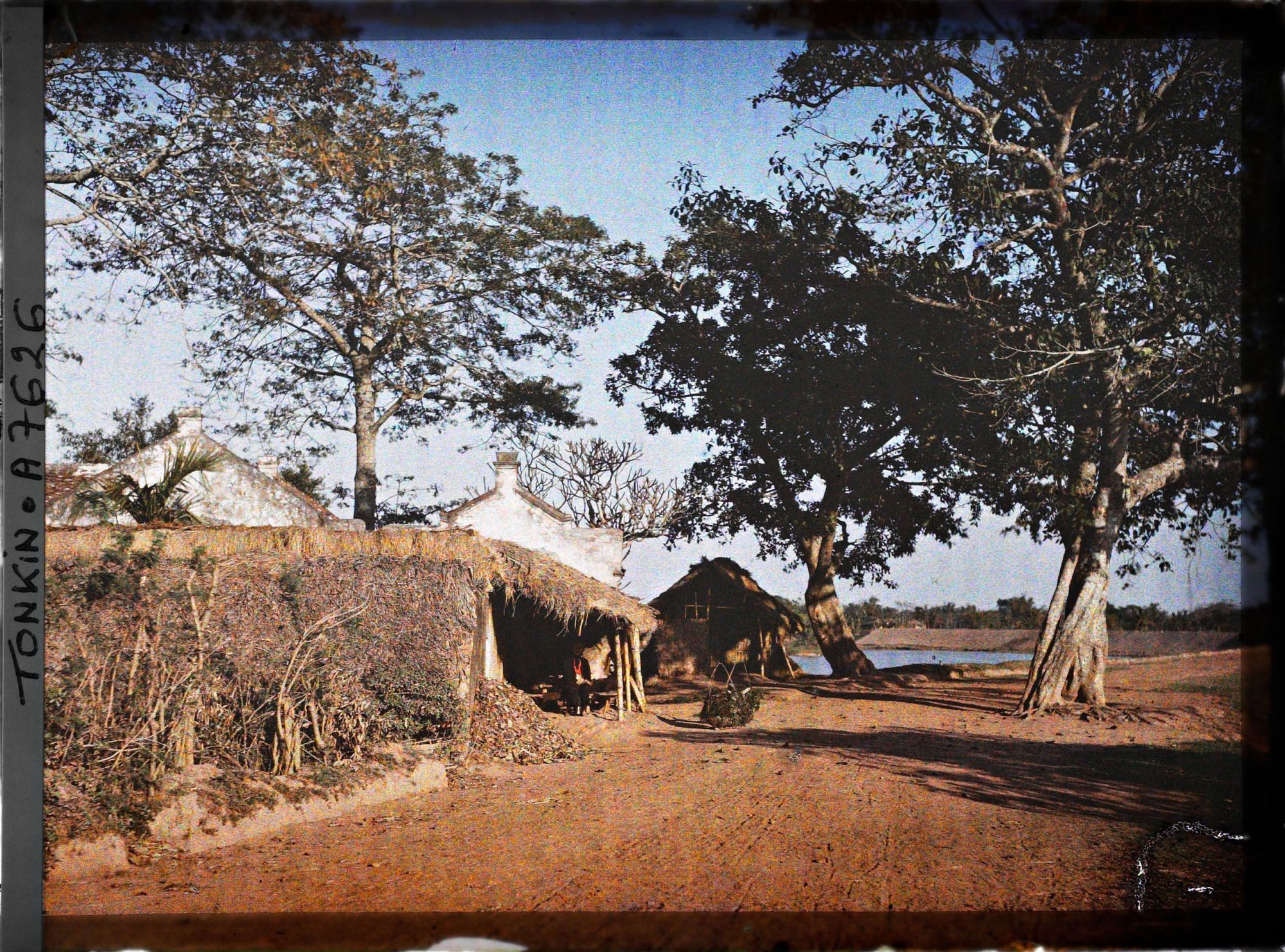 Image représentant Le long de la route, aux abords d'un village