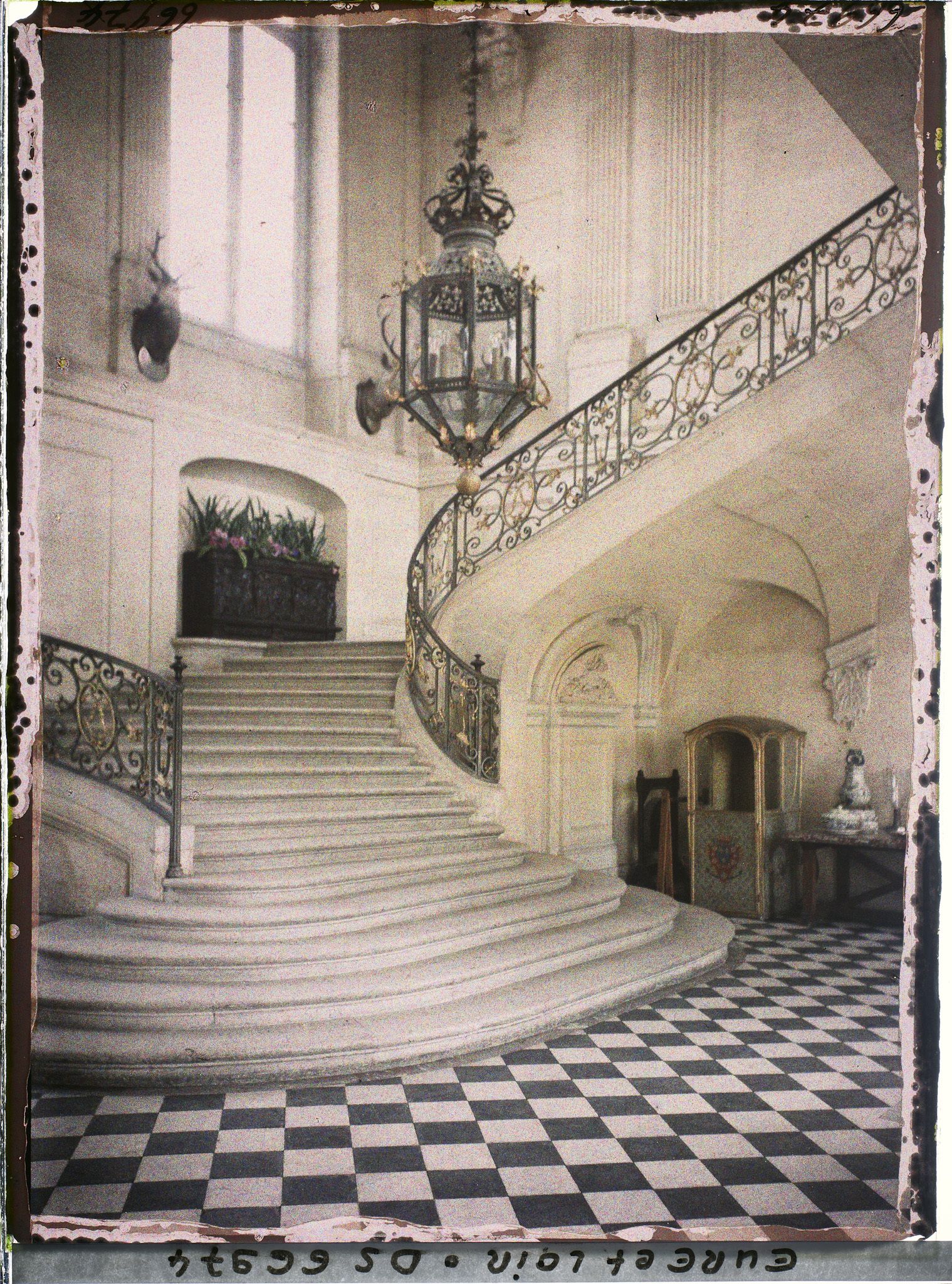 Image représentant Le vestibule d'entrée et le grand escalier du château construit pour le duc de Vendôme