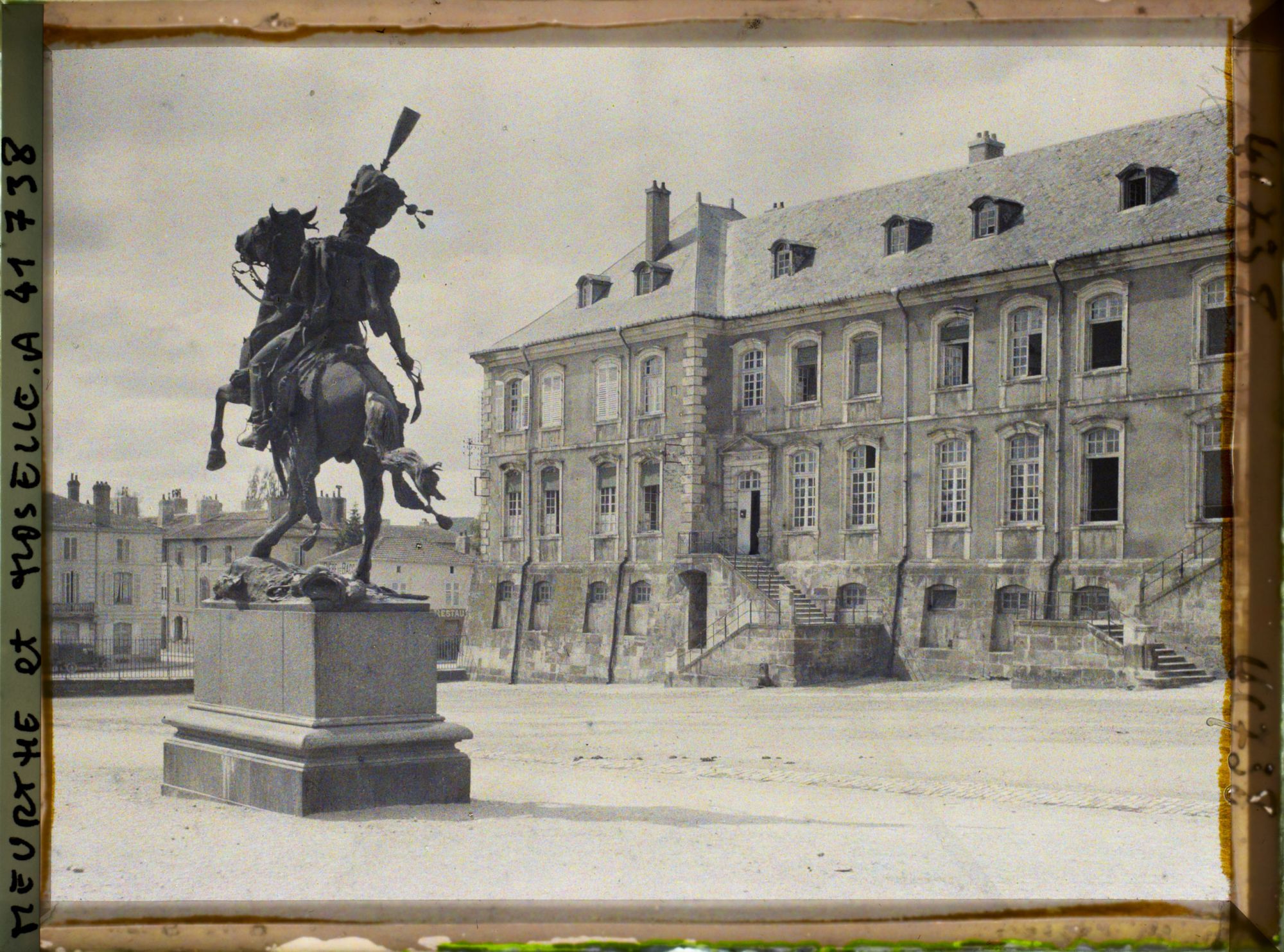 Image représentant France, Lunévile, Le Château et Statue de La Salle et aile droite du Château