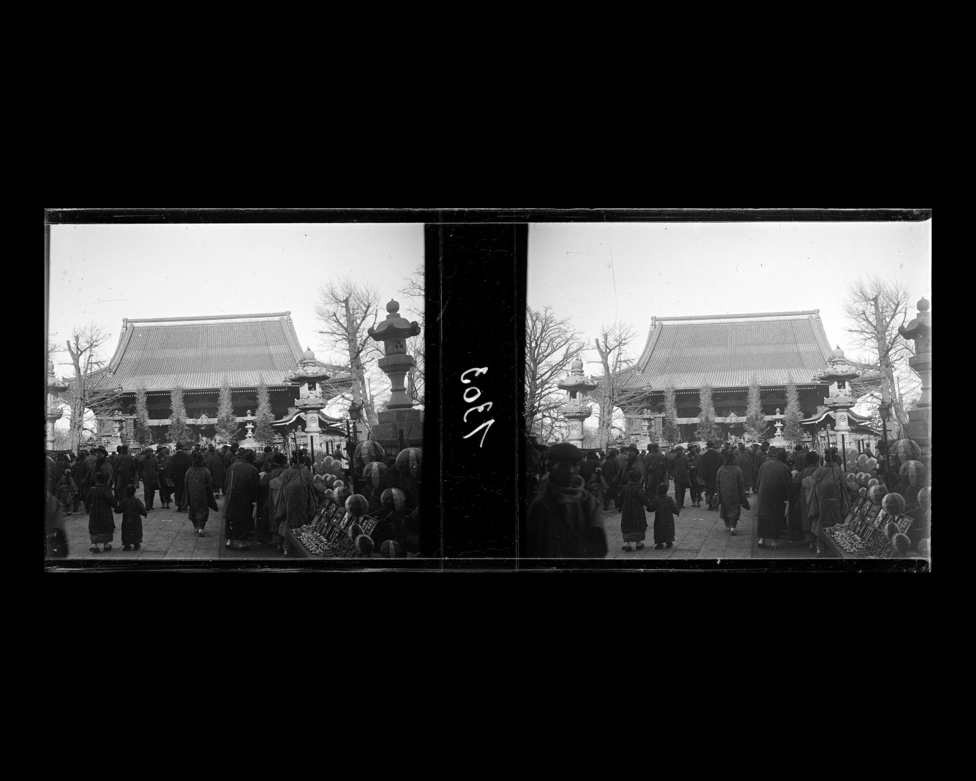 Image représentant La foule se pressant vers le temple Senso-ji dans le parc d'Asakusa