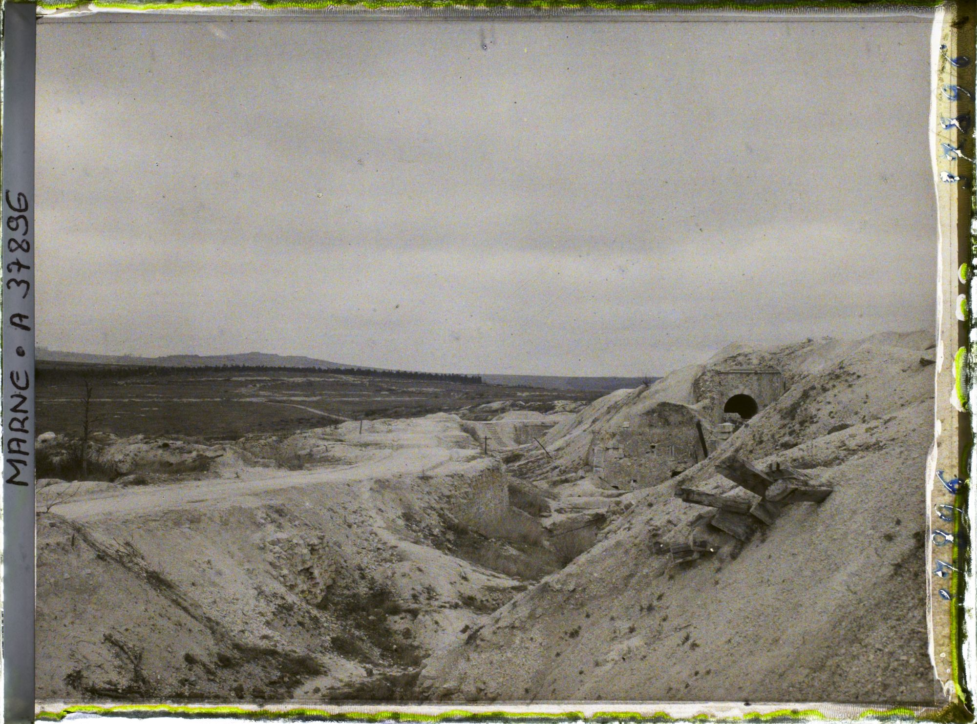 Image représentant France, La Pompelle, Courtine Sud Ouest et, au fond, le fort de Nogent l'Abbesse