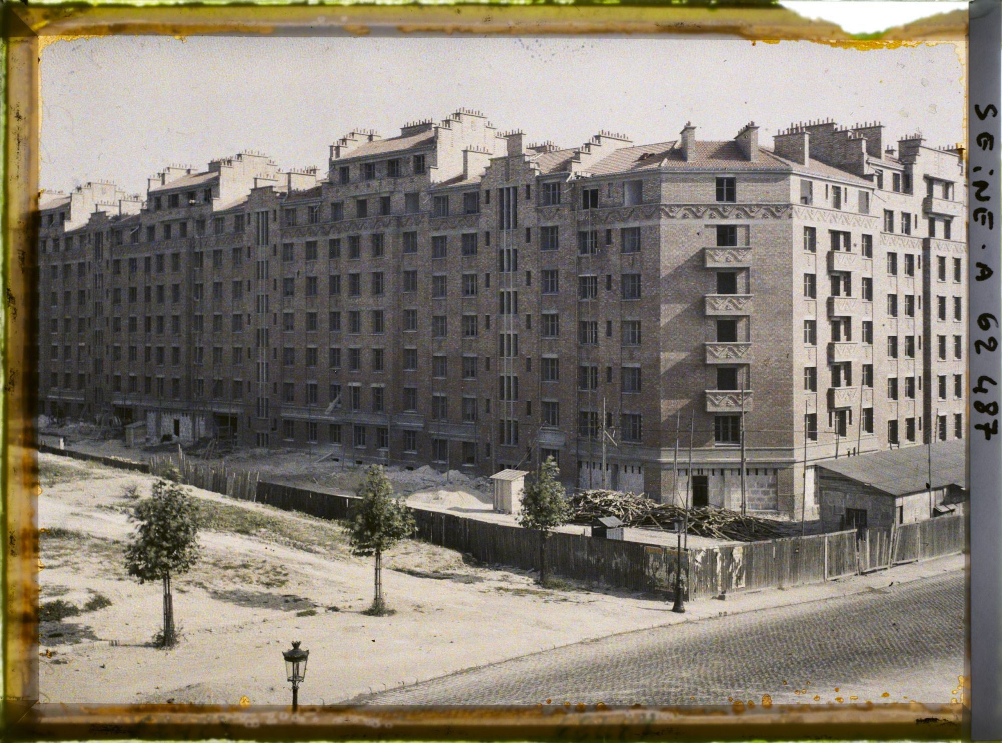 Image représentant Construction d'habitations à bon marché (HBM) sur la zone de fortifications près de la porte de Bagnolet, à l'angle du Boulevard Mortier et de la rue Maurice Berteaux