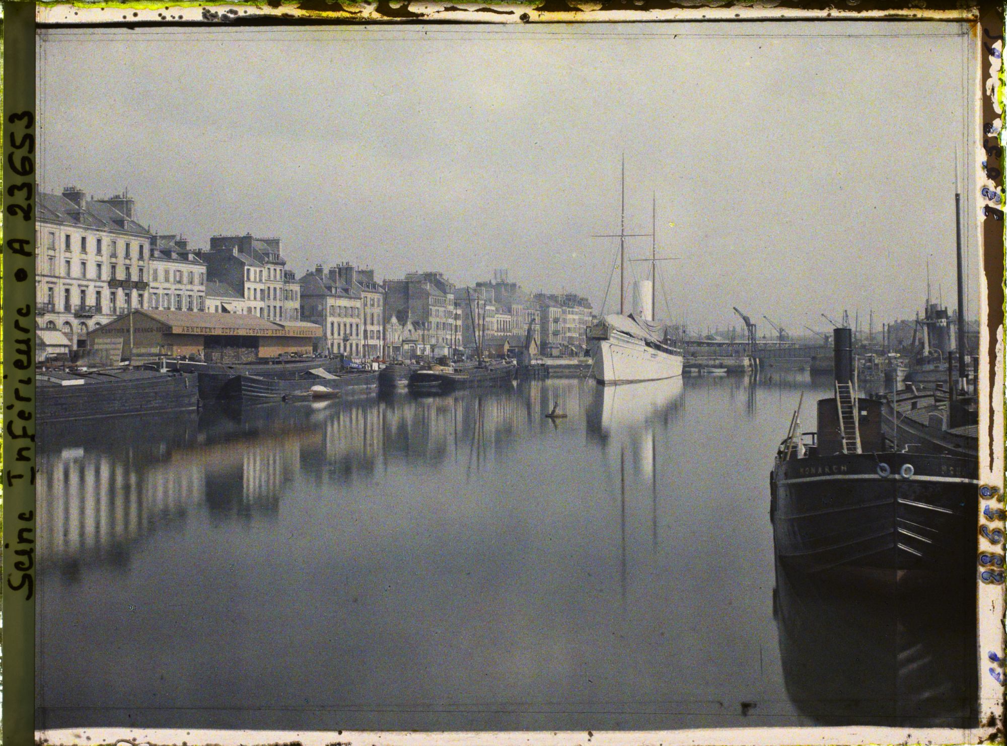 Image représentant Le Bassin du Commerce vu vers le Bassin Vauban