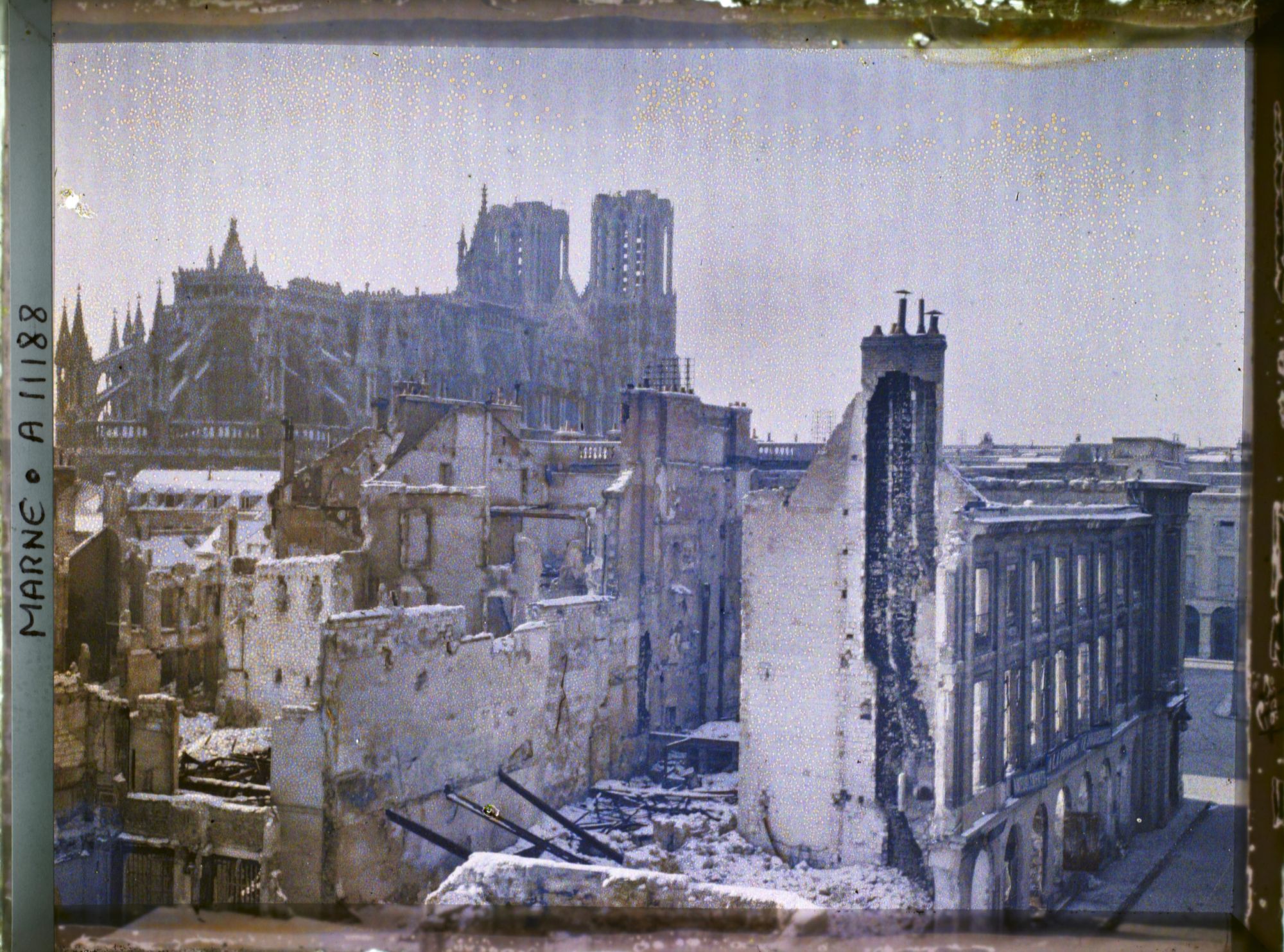 Image représentant Maisons de la rue Trudaine en ruine, au fond la cathédrale et la place Royale