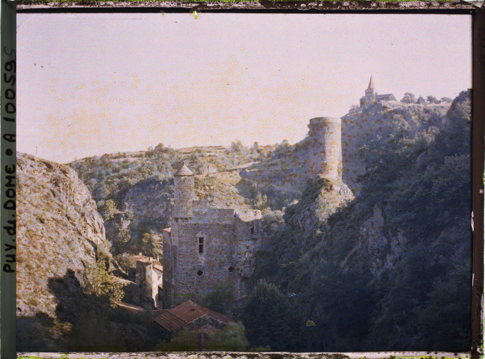 Image représentant France, St Floret, Vue d'ensemble sur le Château