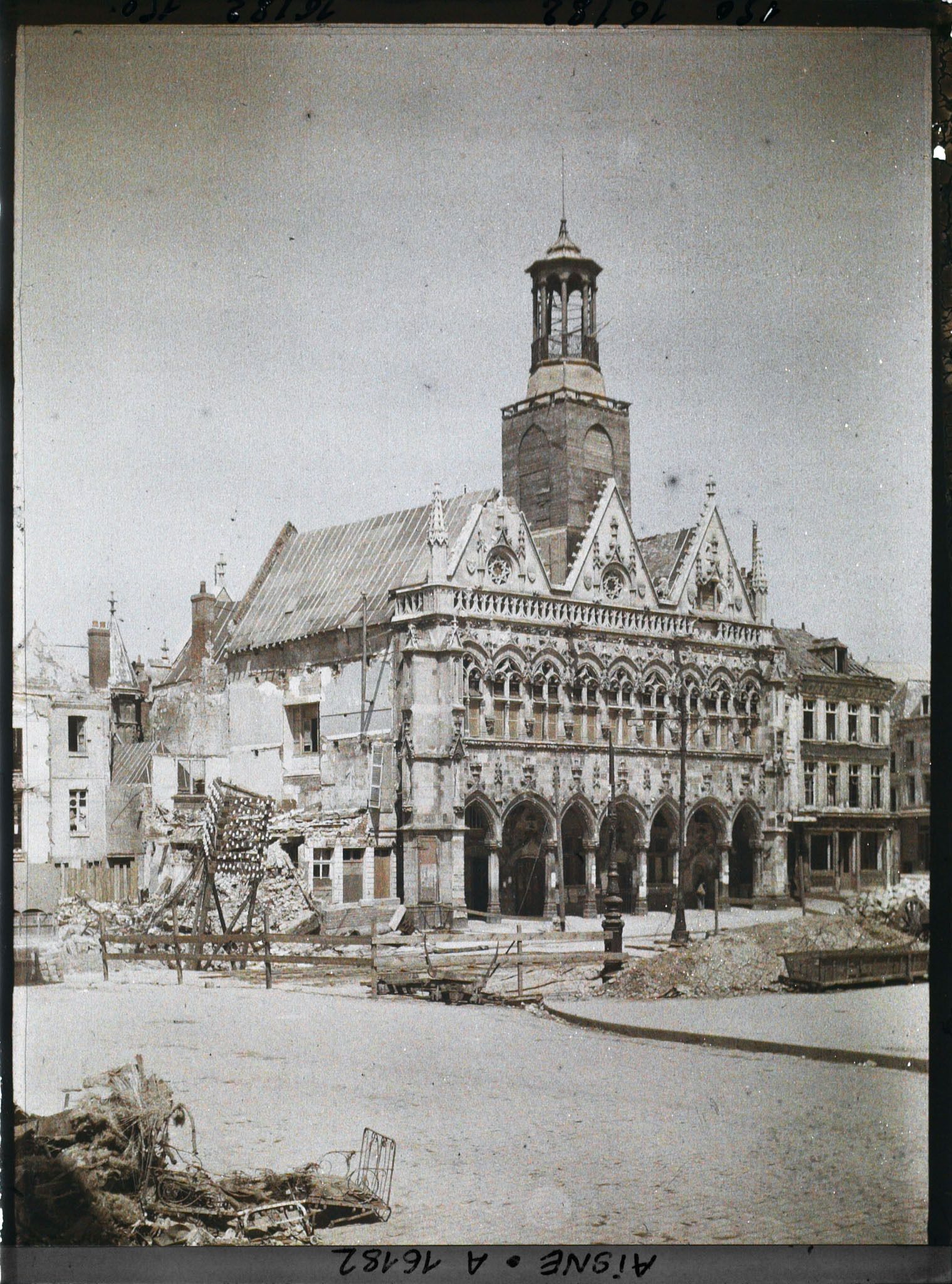 Image représentant France, St Quentin, L'Hôtel de Ville, vue place du théâtre