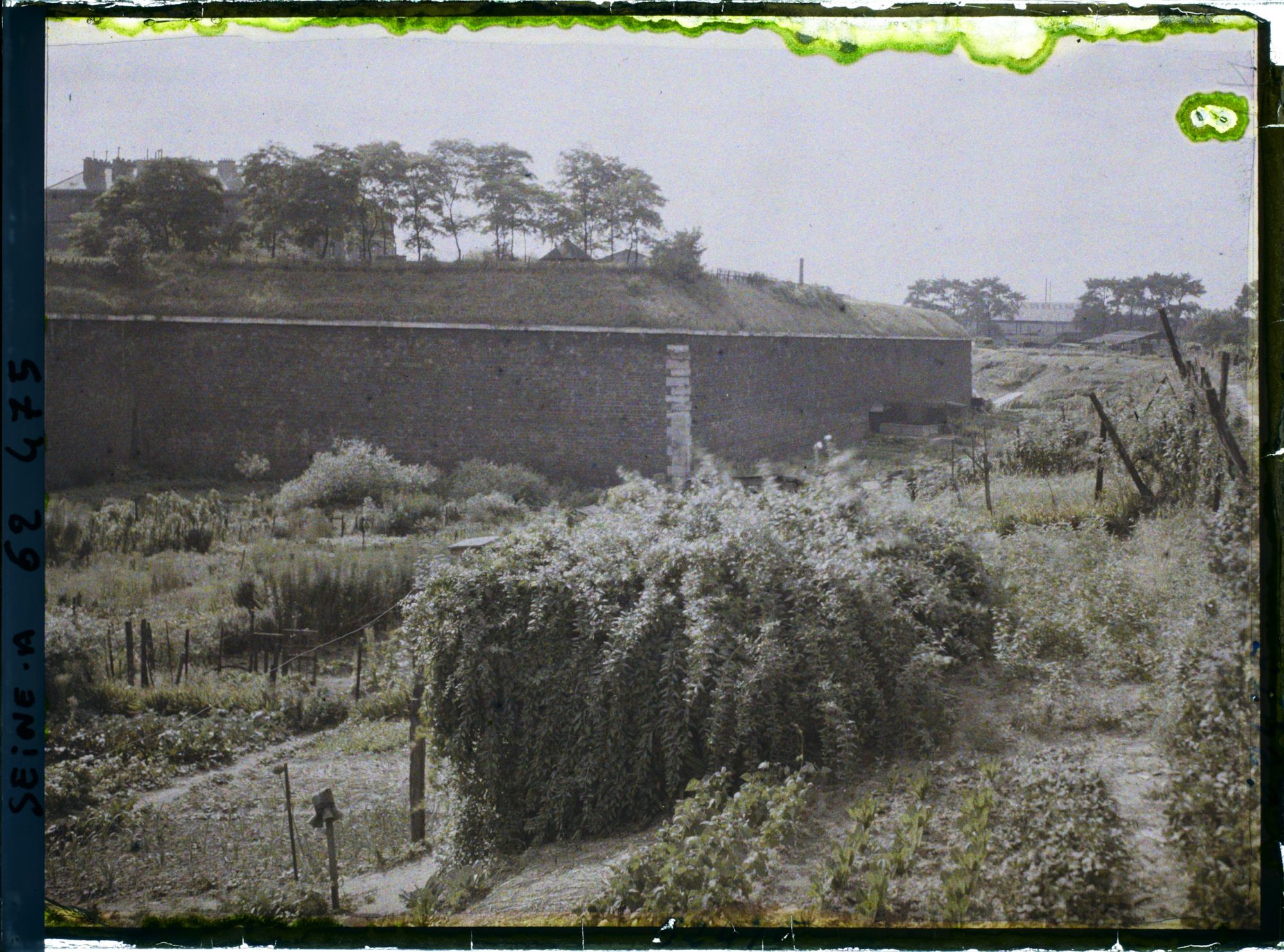 Image représentant Les jardins ouvriers dans les fossés des fortifications porte de la Villette