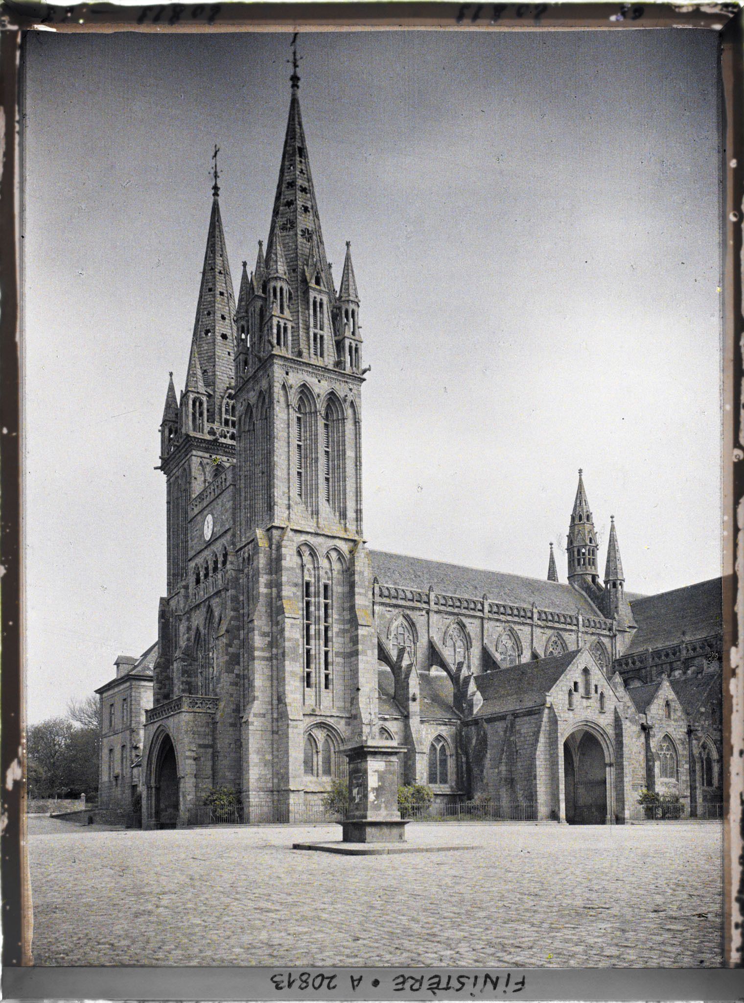 Image représentant L'extérieur de l'église, ancienne cathédrale, Saint-Paul-Aurélien dont la façade, la nef et les collatéraux sont des XIIIe et XIVe siècles