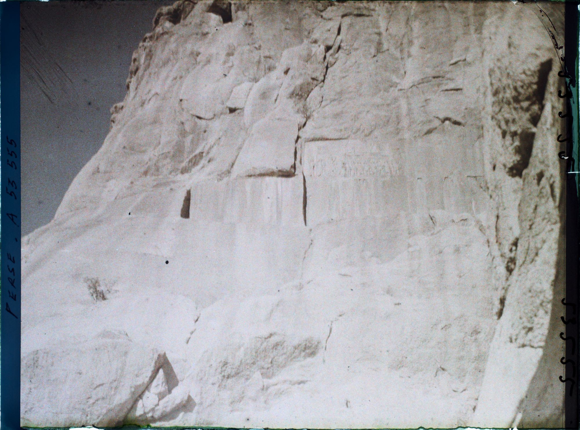 Image représentant Le monument de Darius 1er : bas-relief et inscriptions trilingues en cunéiformes, à 63 mètres de hauteur (521-524 avant J.-C.)