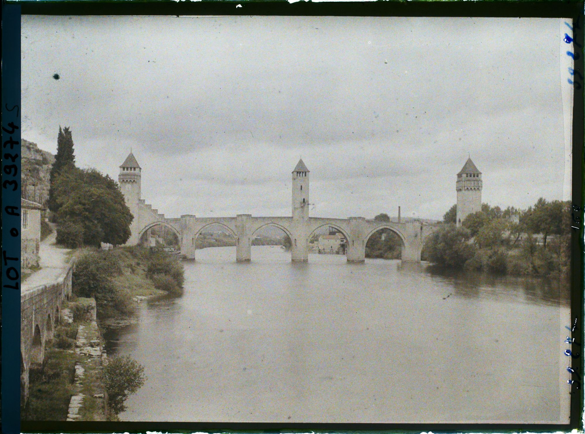 Image représentant France, Cahors, Le pont Valentré vue prise de la rive gauche du  Lot vers l'aval